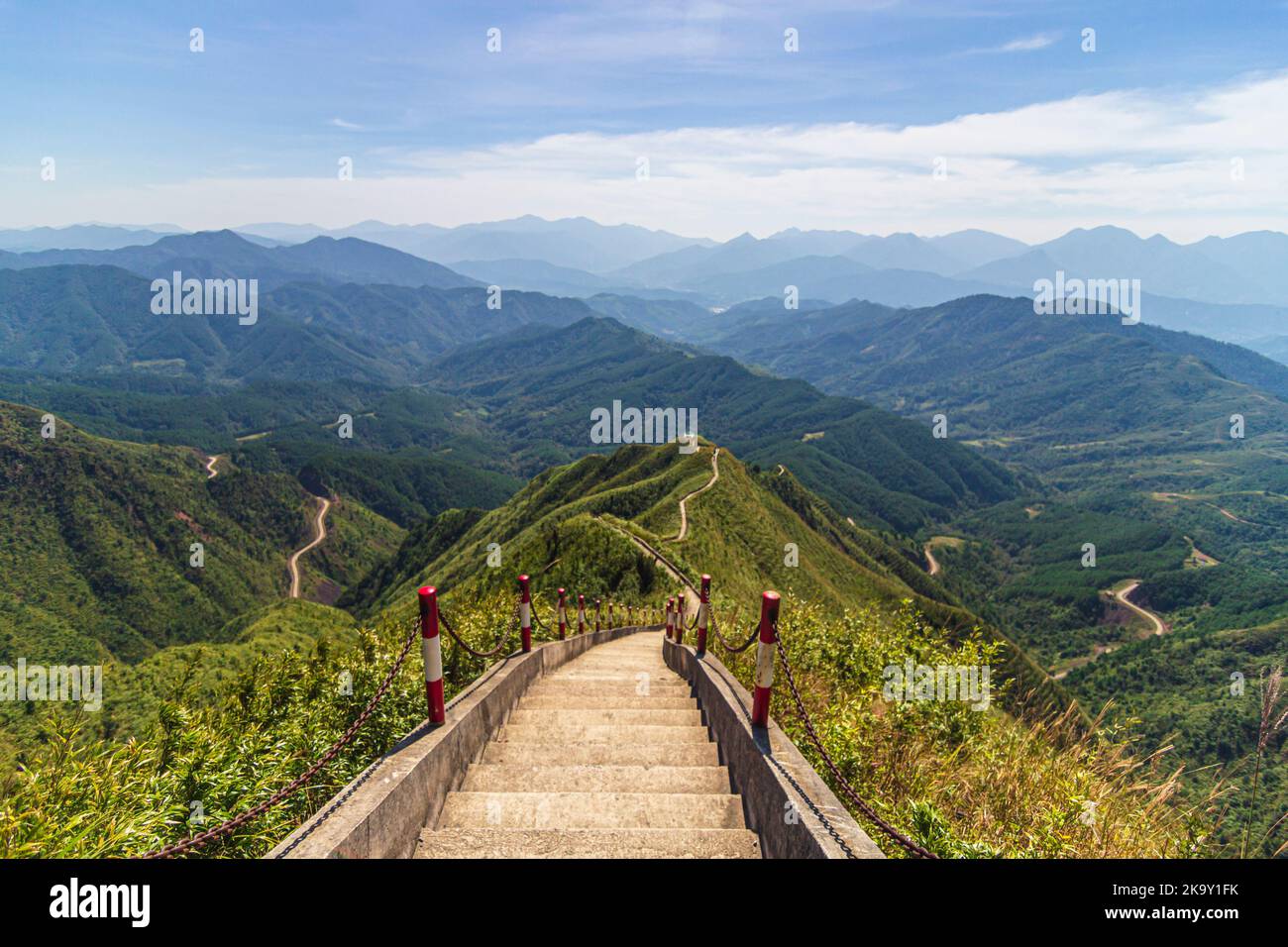Immagine panoramica dell'area delle montagne di Binh Lieu nella provincia di Quang Ninh nel nord-est del Vietnam. Questa è la regione di confine tra Vietnam e Cina. Foto di alta qualità Foto Stock