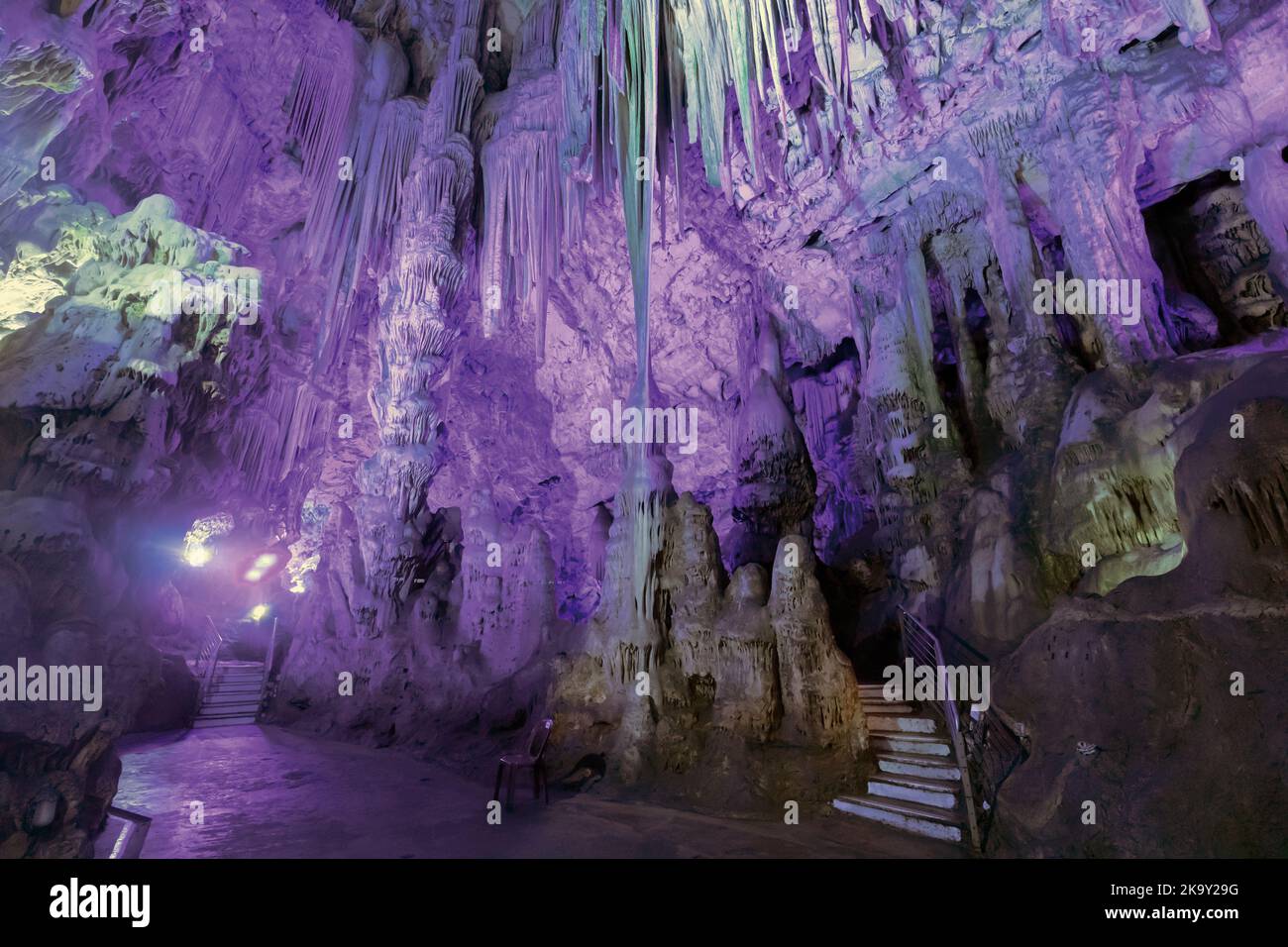 Interno della Grotta di San Michele, Gibilterra. La grotta calcarea si trova all'interno della riserva naturale di Upper Rock. Nella grotta si trovano resti di Neanderthal Foto Stock