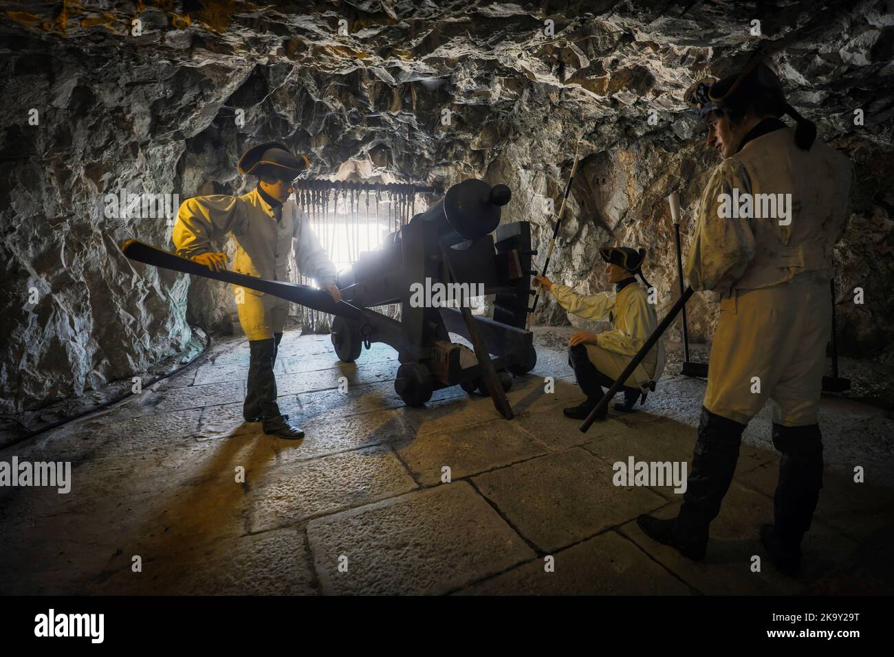 Grandi tunnel d'assedio, Gibilterra. Tableau che mostra i pistoleri che preparano un cannone per l'azione. I tunnel di circa 277 metri di lunghezza noti come il Grande si Foto Stock
