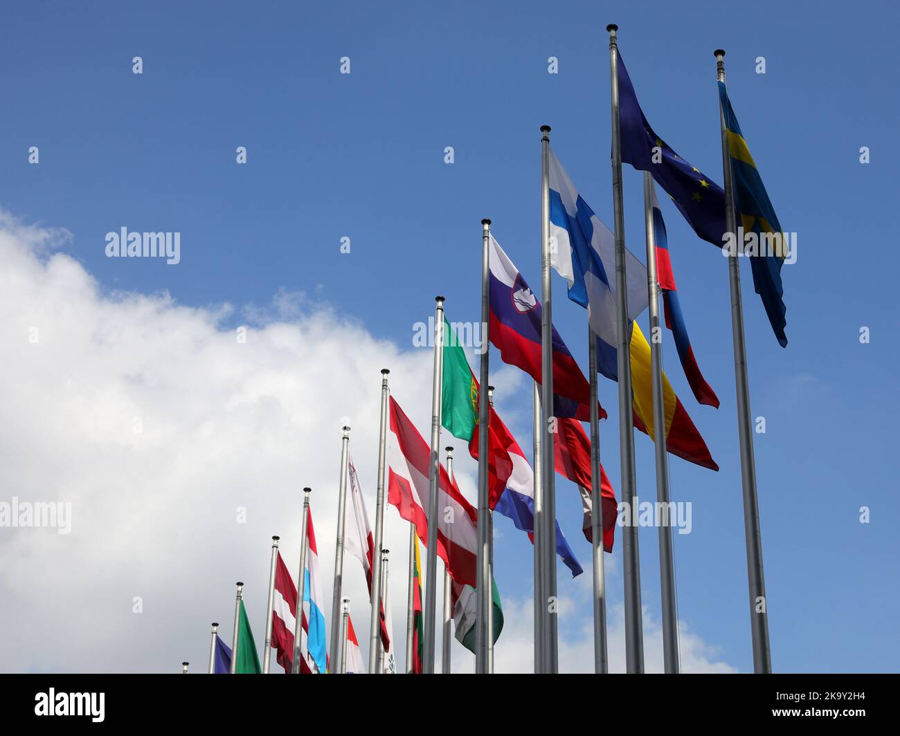 grandi bandiere internazionali che volano durante l'incontro internazionale Foto Stock