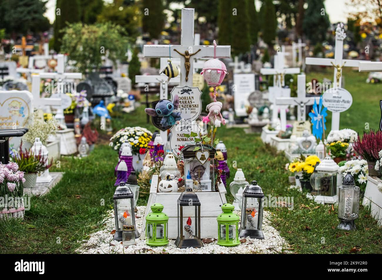 Danzica, Polonia. 30th Ott 2022. Si vedono le persone che visitano le tombe dei loro parenti al cimitero di Lostowicki. Il popolo cristiano celebra la Giornata dei Santi (Wszystkich Swietych), rispetta i membri della famiglia morti, deposisce fiori e candele accese sulle tombe. La Giornata dei Santi il 1 novembre e la Giornata delle ANIME il 2 novembre sono le festività in cui milioni di polacchi visitano le tombe dei propri cari, spesso percorrendo centinaia di chilometri fino alle loro città d'origine. Nel 2022 come il 1st novembre è il Martedì molte persone visitano tombe nel fine settimana che precede quel giorno. Credit: Vadim Pacajev/Alamy Live News Foto Stock