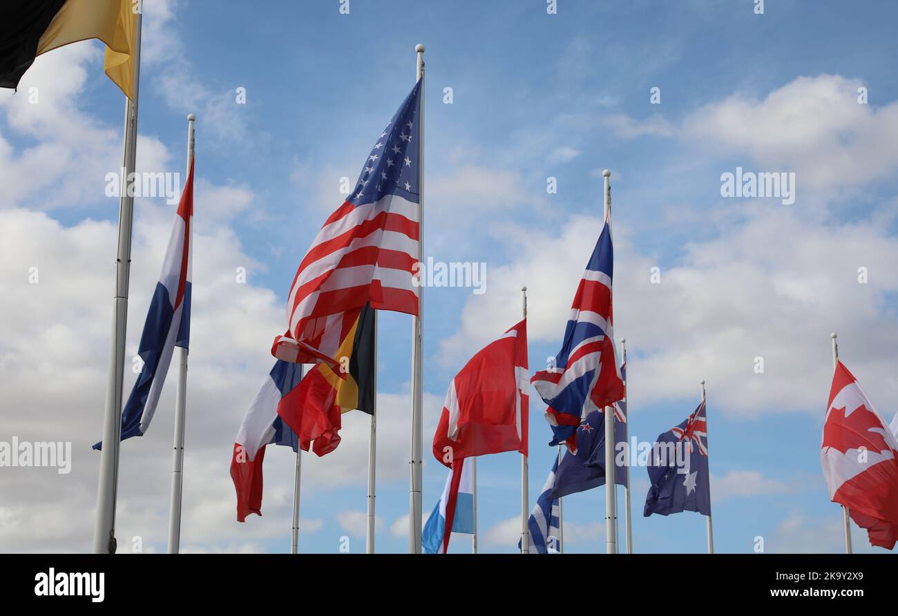 molte bandiere internazionali che volano durante l'incontro internazionale Foto Stock