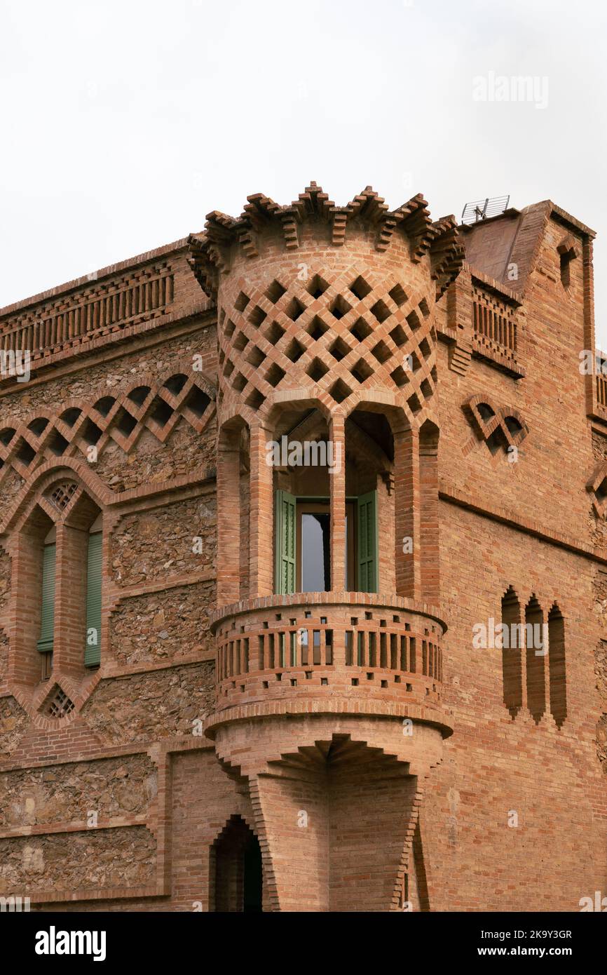 Barcellona, Spagna - 23 ottobre 2022: Vista sull'edificio Cal Espinale nel quartiere Colonia Guell a Santa Coloma de Cervello, Spagna, costruito nel mese di novembre Foto Stock