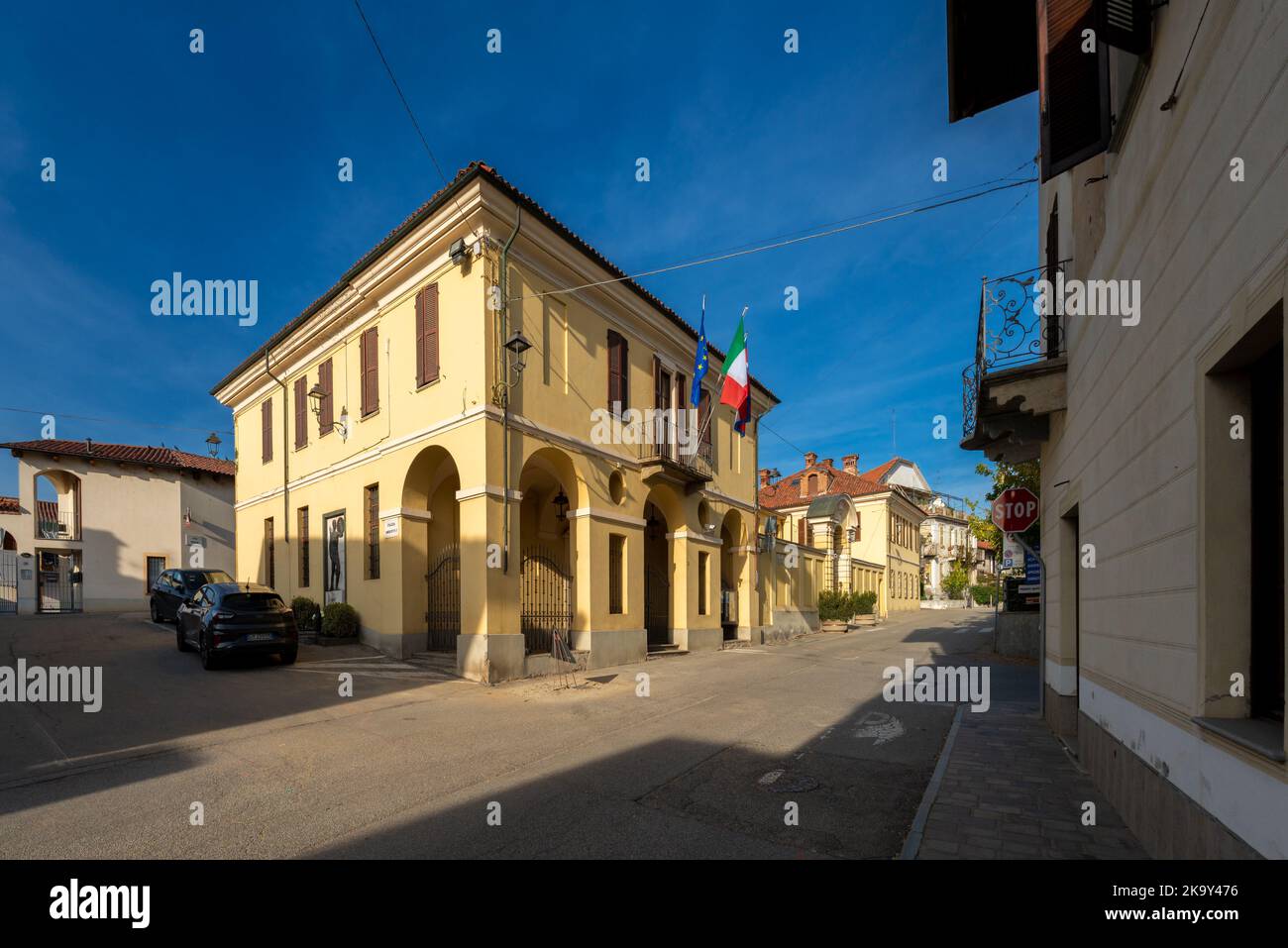 Sanfrè, Cuneo, Piemonte, Italia - 29 ottobre 2022: Il municipio in piazza Osvaldo de Zardo Foto Stock