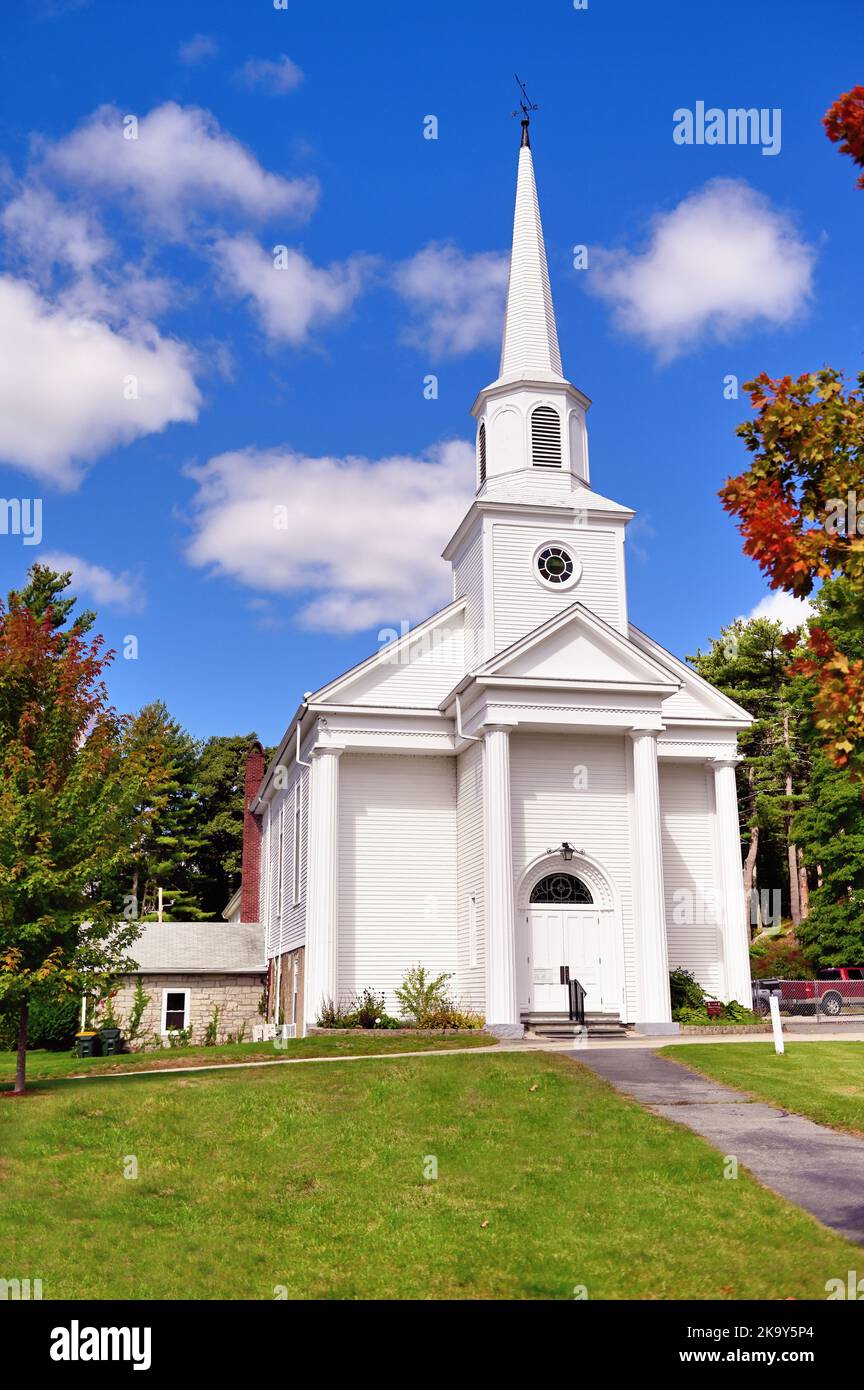 Pascoag, Rhode Island, Stati Uniti. Chiesa Battista della Comunità di Pascoag in un ambiente pittoresco. Foto Stock