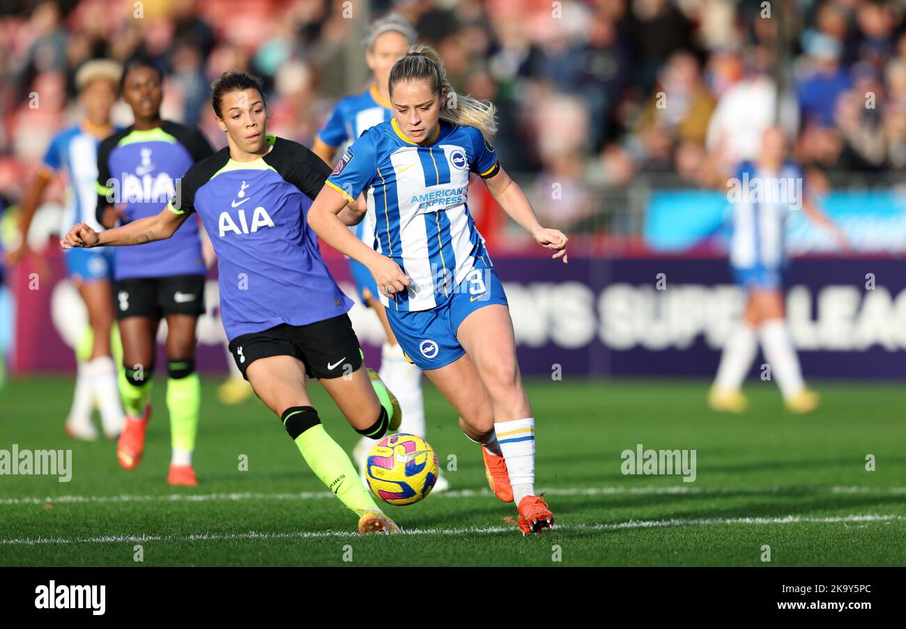 Crawley, Regno Unito. 30th Ott 2022. Il Poppy Pattinson di Brighton sul pallone durante la partita della fa Women's Super League tra Brighton & Hove Albion e Tottenham Hotspur al Broadfield Stadium di Crawley. 25th marzo 2022 Credit: James Boardman/Alamy Live News Foto Stock