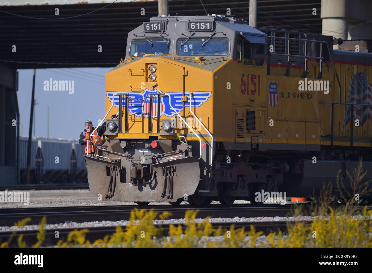 Franklin Park, Illinois, Stati Uniti. Un membro dell'equipaggio guida i gradini anteriori della locomotiva Union Pacific Railroad. Foto Stock