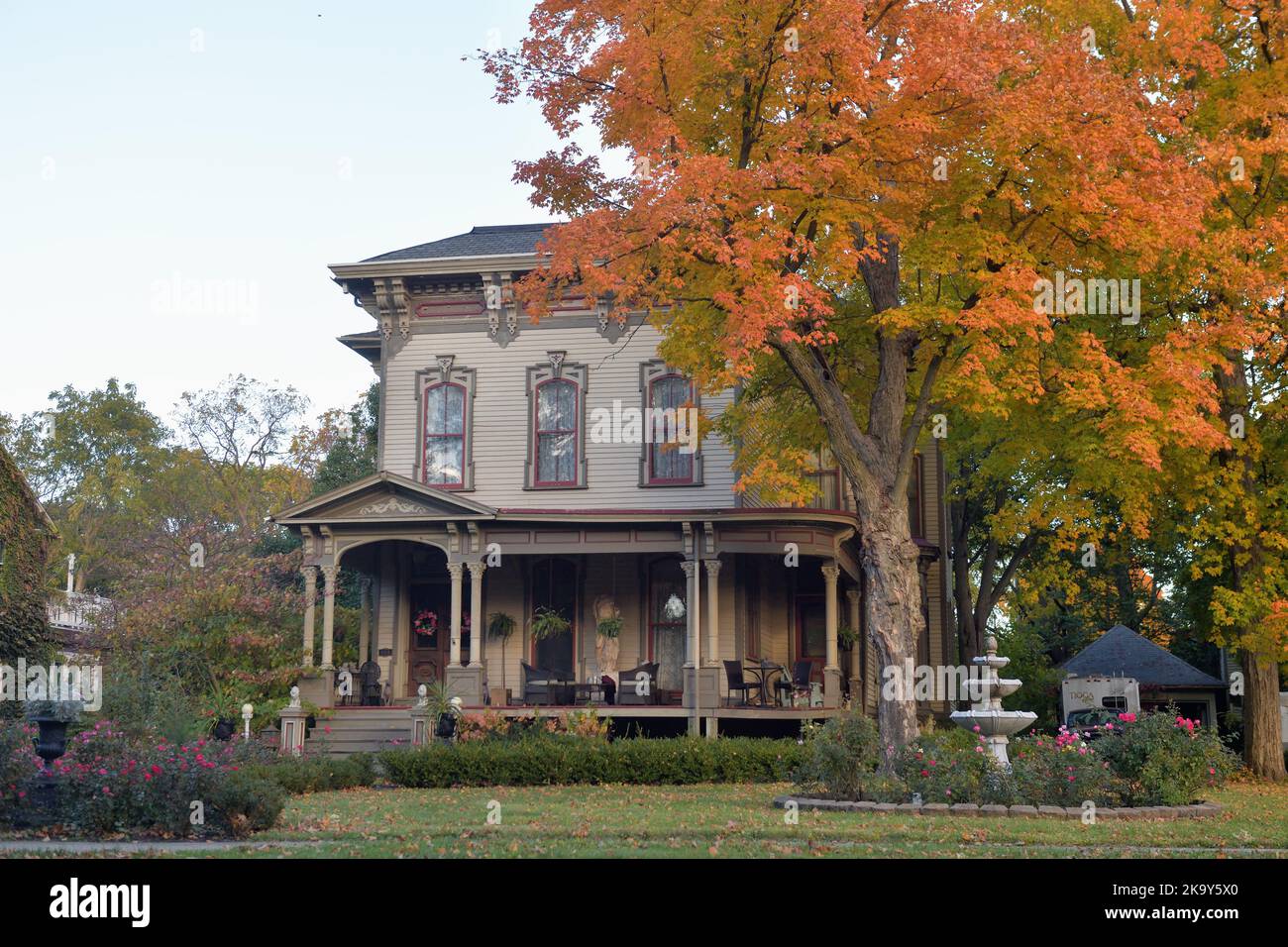 Sycamore, Illinois, Stati Uniti. Una casa d'epoca all'interno del quartiere storico di Sycamore, elencata nel registro nazionale dei luoghi storici degli Stati Uniti. Foto Stock