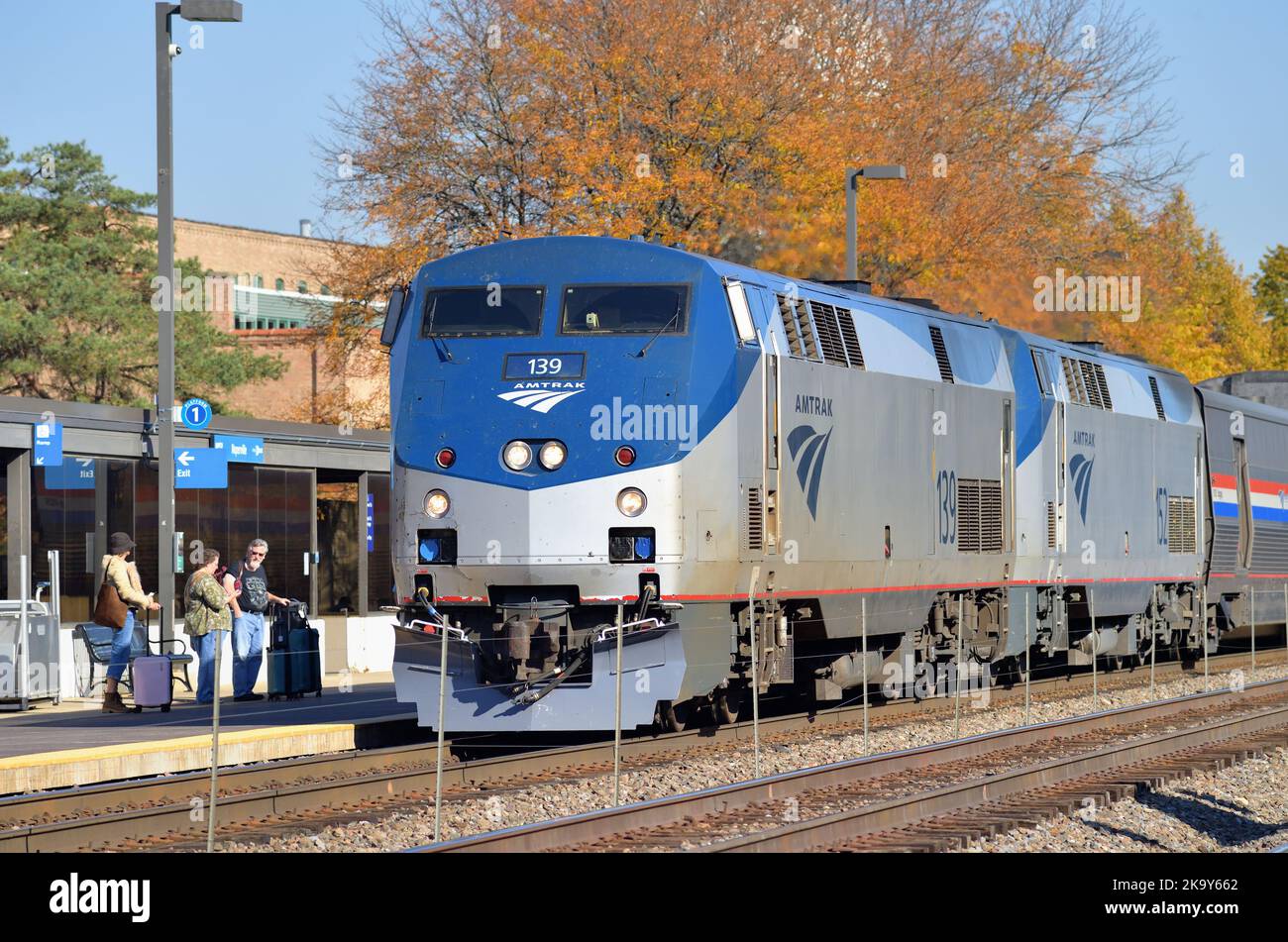Naperville, Illinois, Stati Uniti. I passeggeri attendono l'arrivo della California Zephyr della Amtrak alla stazione locale. Foto Stock