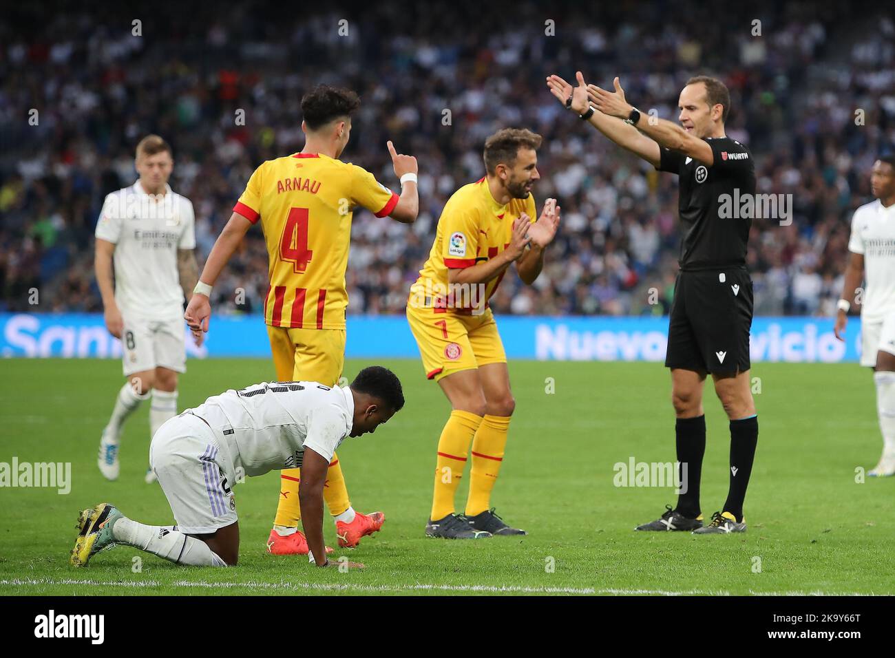 Madrid, Spagna, il 30 ottobre 2022. L'arbitro effettua una chiamata durante la Liga Match Day 12 tra il Real Madrid C.F. e Girona allo stadio Santiago Bernabeu di Madrid, Spagna, il 30 ottobre 2022 Credit: Edward F. Peters/Alamy Live News Foto Stock