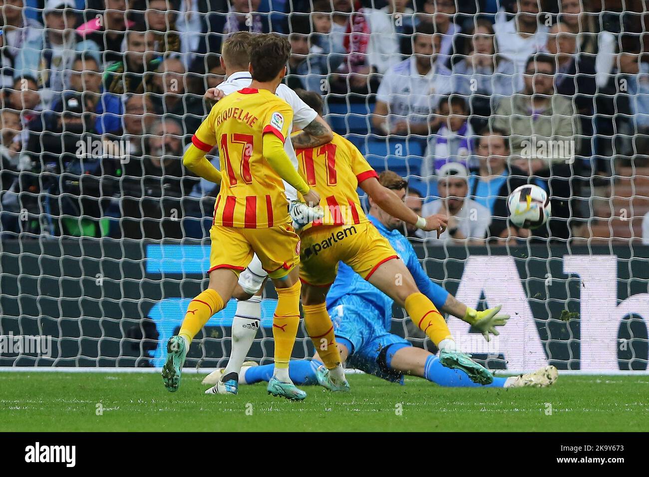 Madrid, Spagna, il 30 ottobre 2022. Girona non riesce a segnare il gol durante la Liga Match Day 12 tra Real Madrid C.F. e Girona allo stadio Santiago Bernabeu di Madrid, Spagna, il 30 ottobre 2022 Credit: Edward F. Peters/Alamy Live News Foto Stock