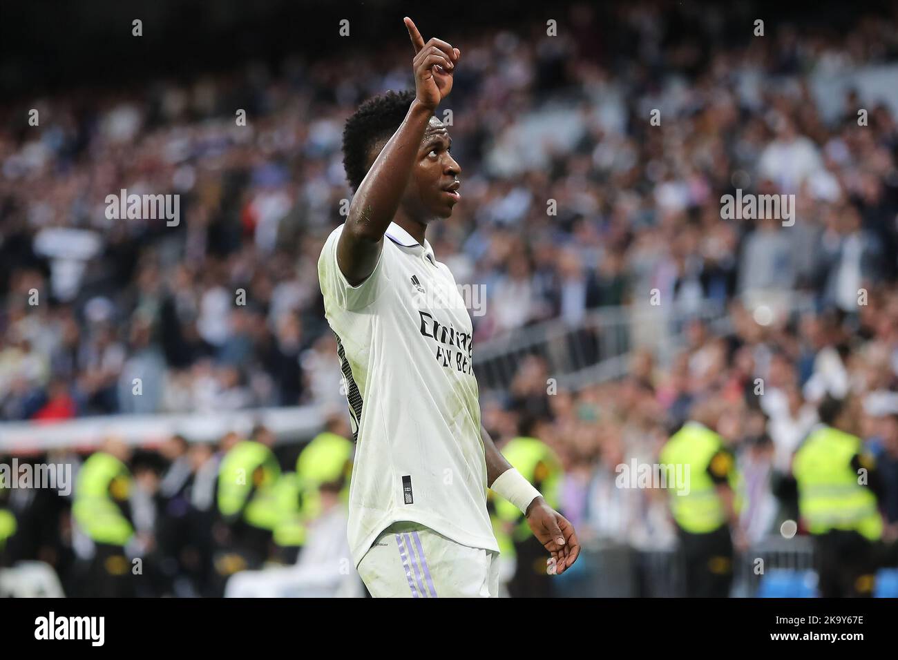Madrid, Spagna, il 30 ottobre 2022. Il Real Madrid Vinícius Júnior festeggia il 30 ottobre 2022 durante la Liga Match Day 12 tra il Real Madrid CF e il Girona FC allo stadio Santiago Bernabeu di Madrid. Credit: Edward F. Peters/Alamy Live News Foto Stock