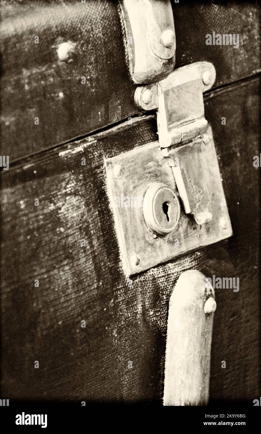 vecchio petto da viaggio vintage con serratura in ottone chiuso Foto Stock