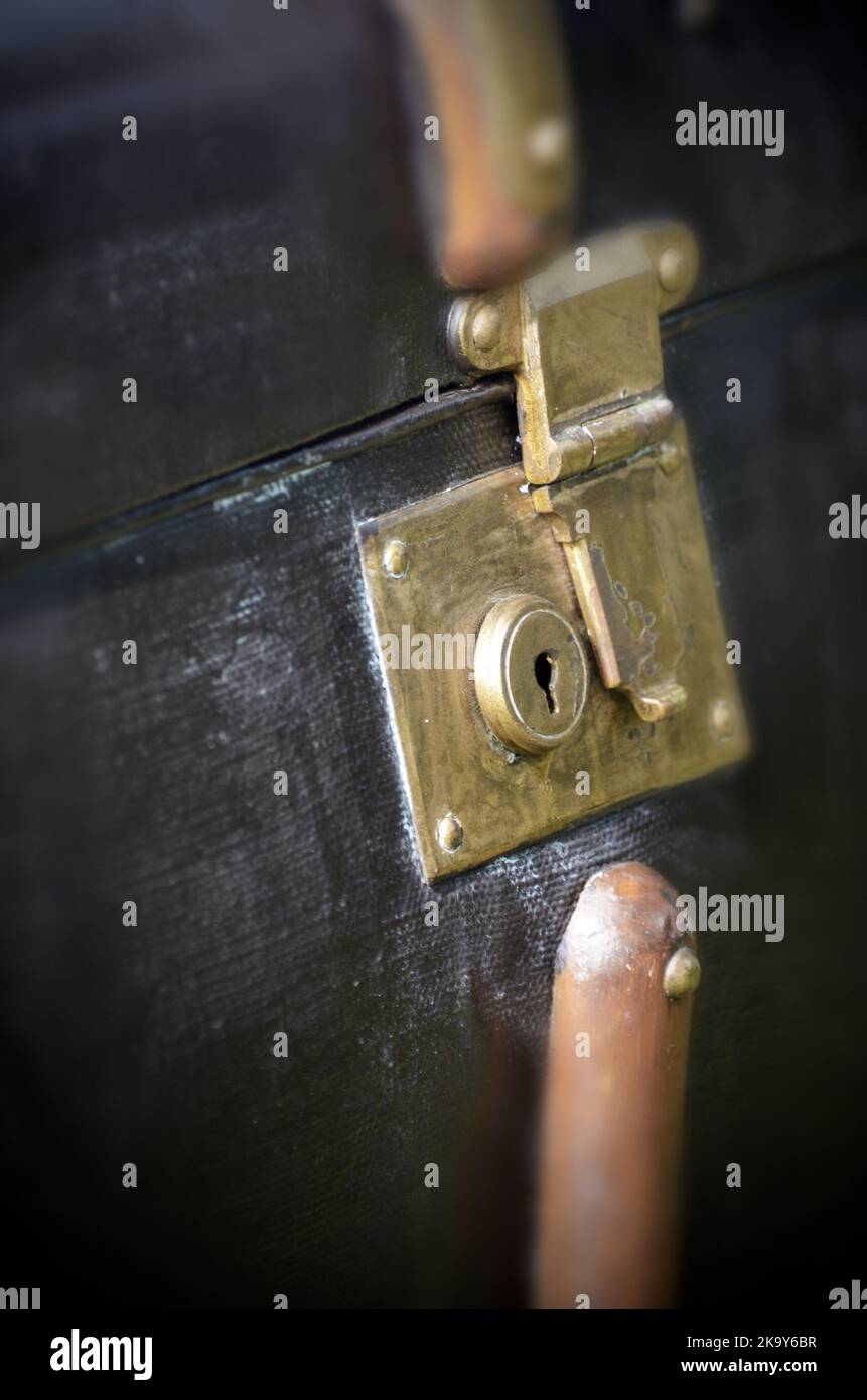 serratura chiusa in ottone sul vecchio petto da viaggio vintage Foto Stock