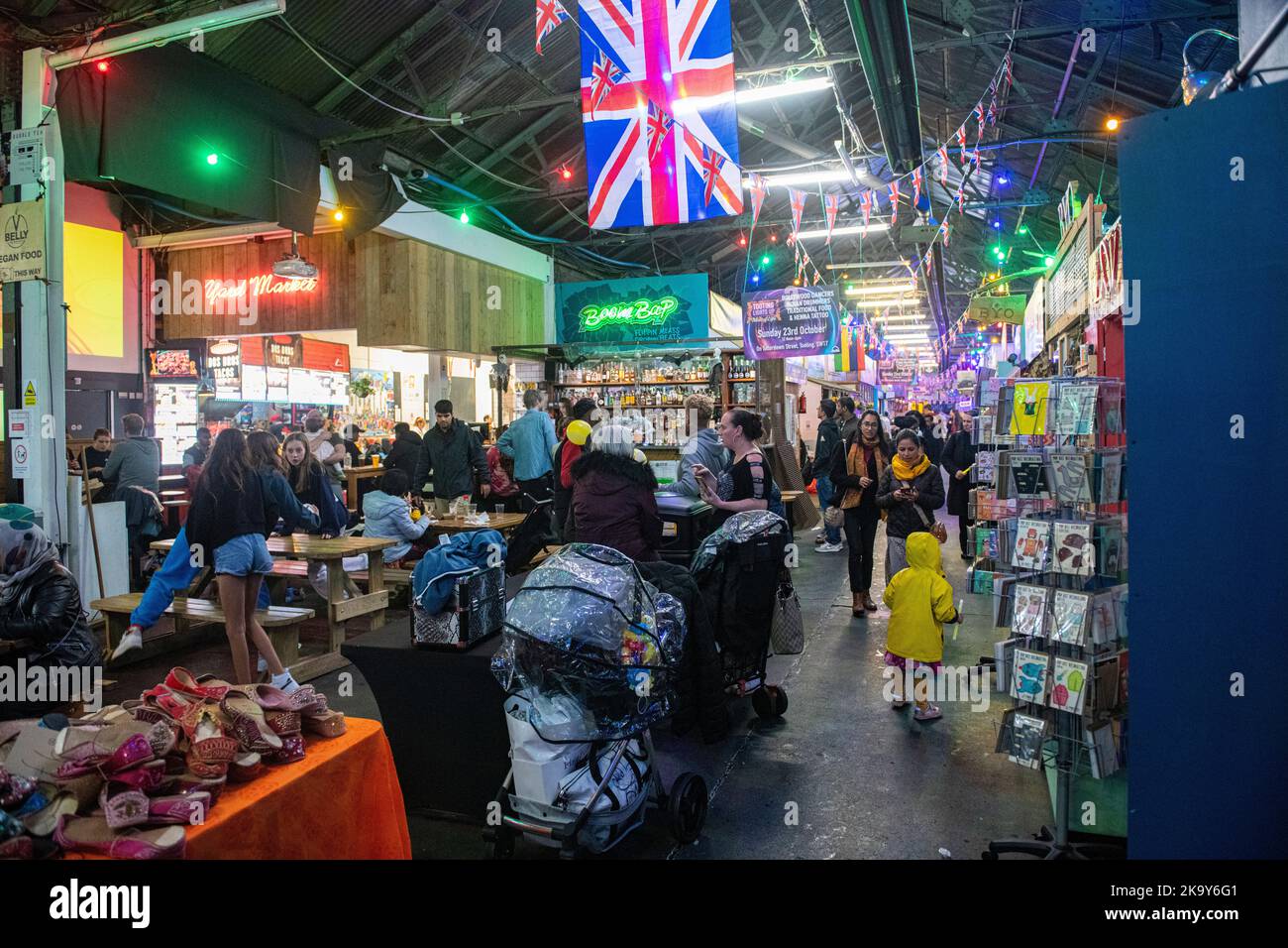 L'interno del mercato del Tooting nel sud-ovest di Londra Foto Stock