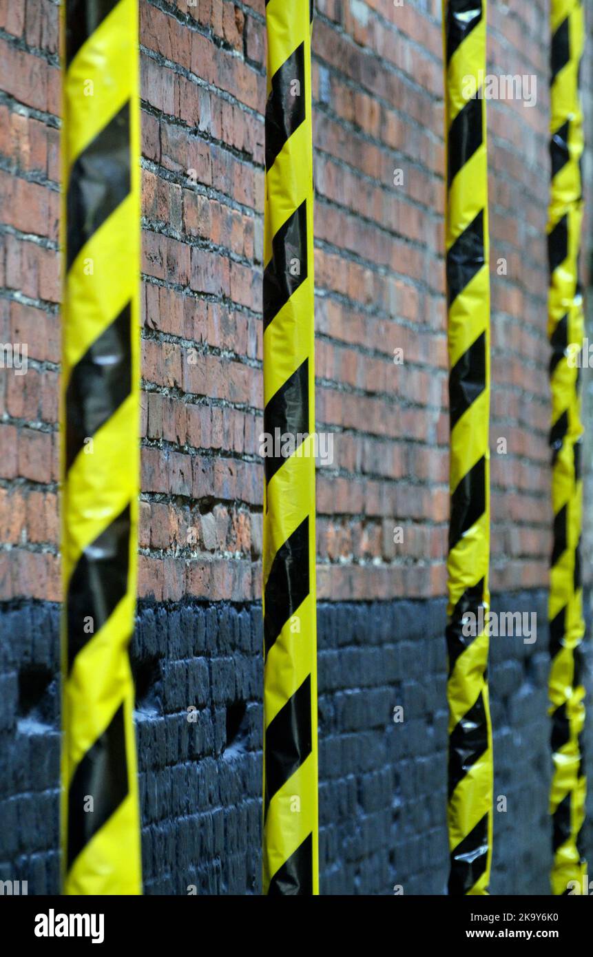 nastro segnaletico sulle aste di supporto per ponteggi allestitori Foto Stock