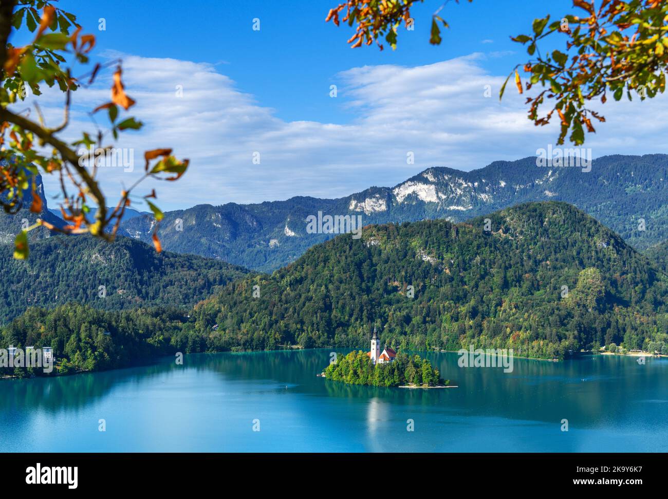 Vista sul lago di Bled e sull'isola di Bled dal castello di Bled, lago di Bled, Slovenia Foto Stock