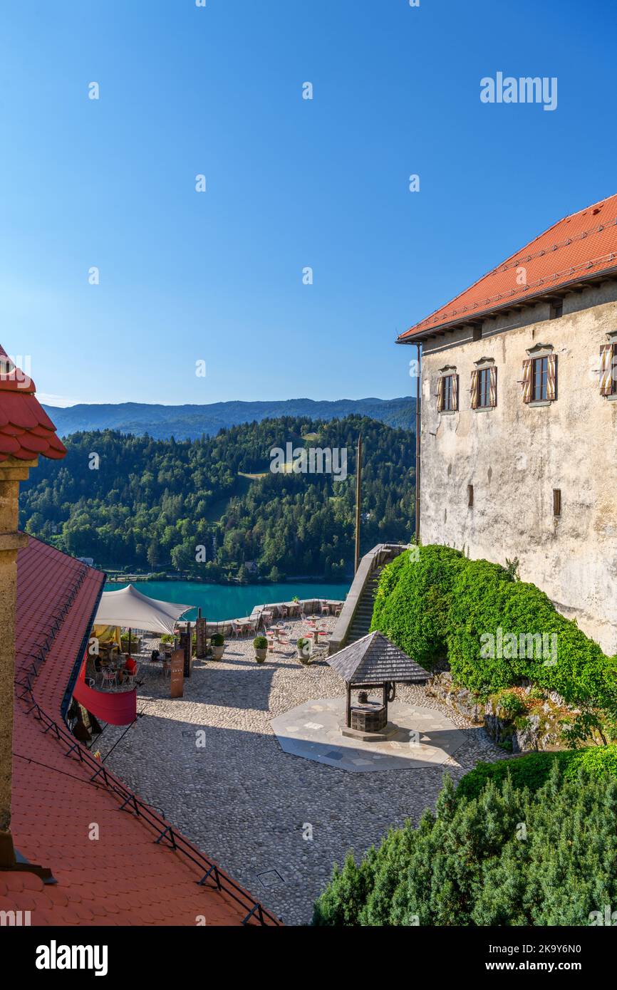 La terrazza del caffè nel Castello di Bled si affaccia sul lago, il lago di Bled, Slovenia Foto Stock