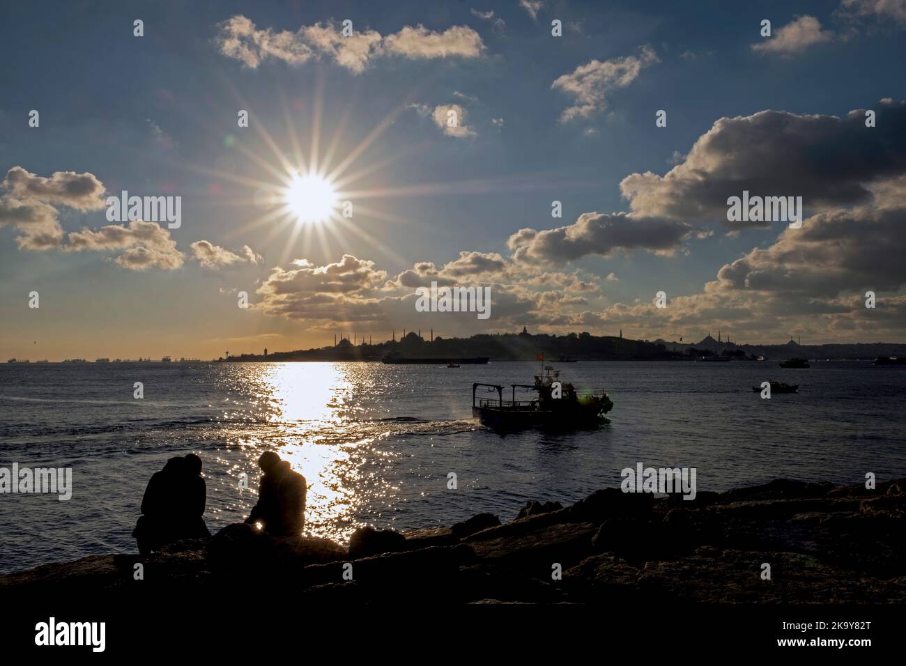 TURCHIA, Istanbul - .29 ottobre 2022 - istanbul storica penisola silhouette in serata Foto Stock