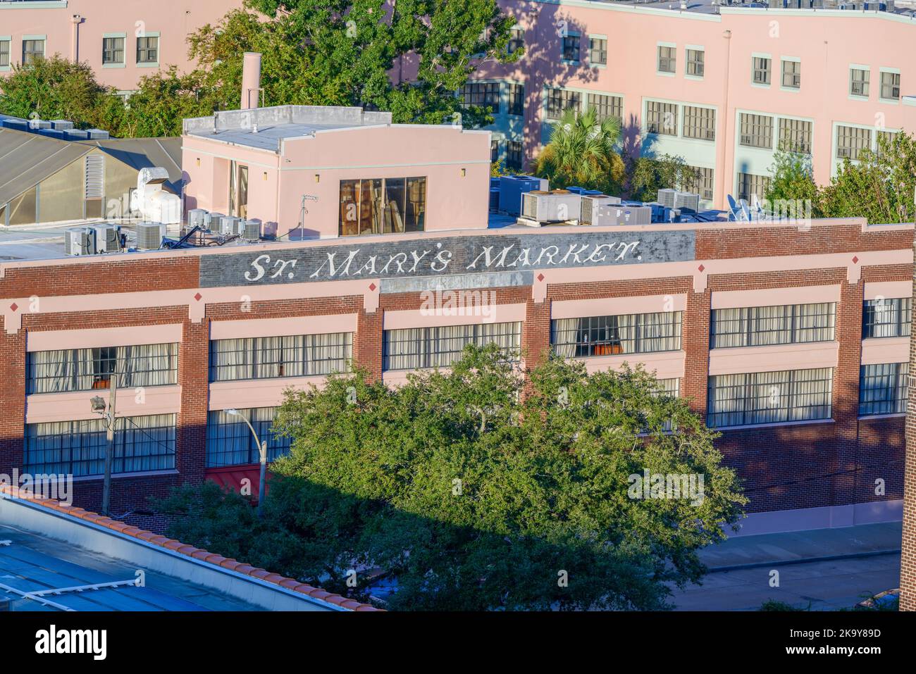 NEW ORLEANS, LA, USA - 25 OTTOBRE 2022: St. Mary's Market Building nel Warehouse District Foto Stock