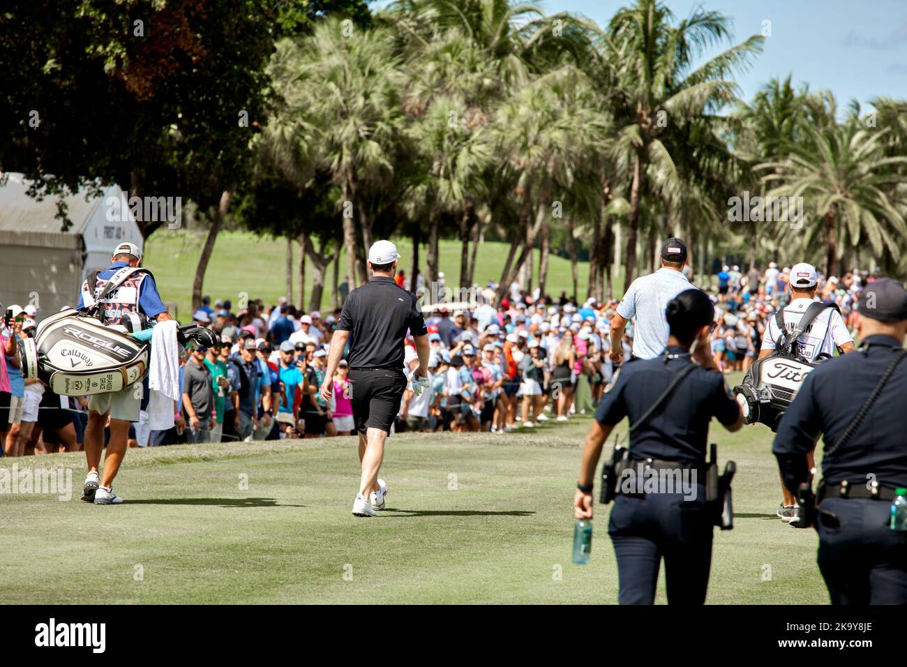 Miami, Florida, Stati Uniti. 30th ottobre 2022. Branden Grace contro Peter Uihlein suona un colpo dalla buca 18th durante le finali del LIV Golf Team Championship Miami al Trump National Doral Miami, Doral, Florida Domenica, 30 Ottobre 2022. Credit: Yaroslav Sabitov/YES Market Media/Alamy Live News Foto Stock