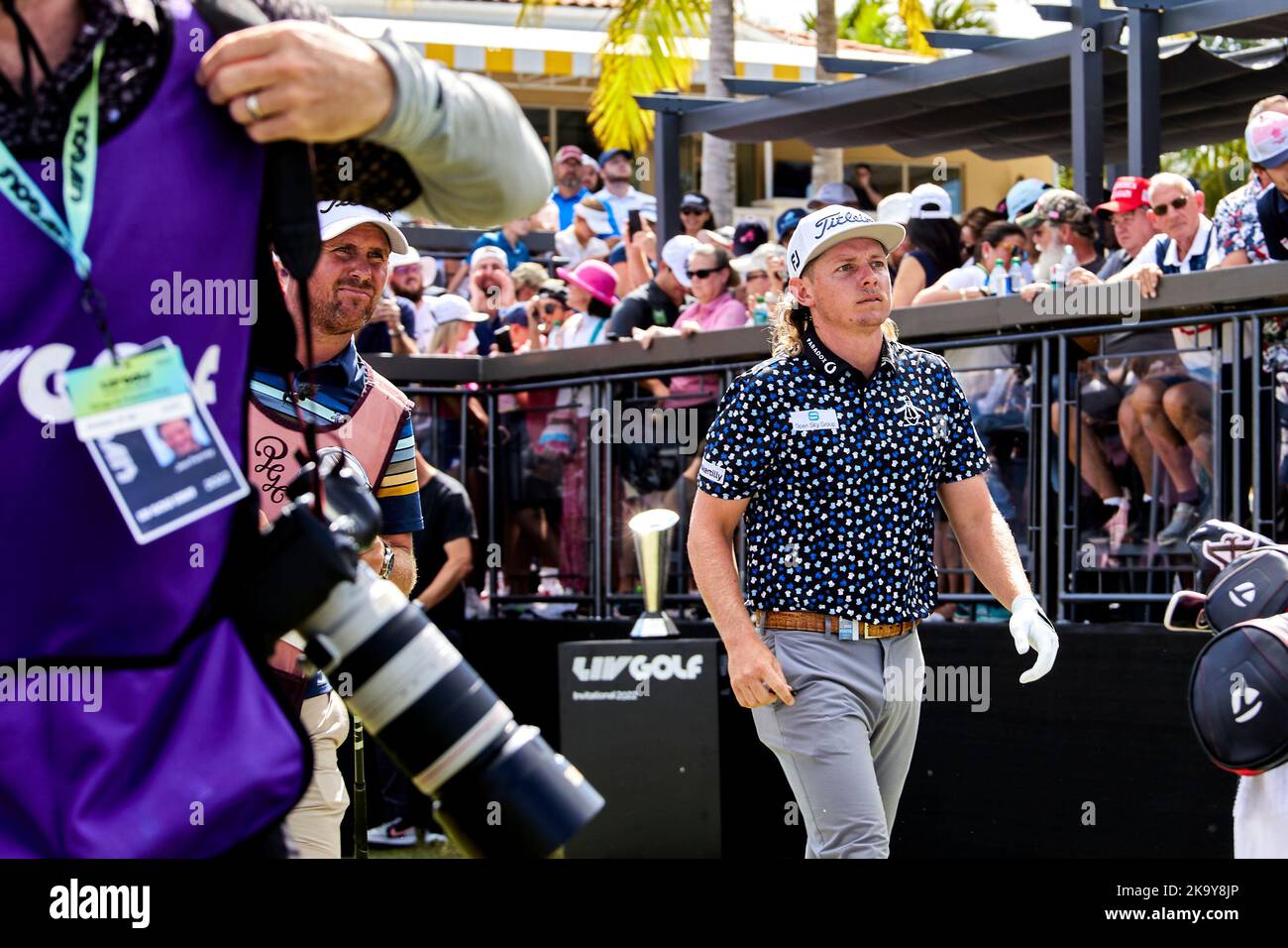 Miami, Florida, Stati Uniti. 30th ottobre 2022. Cameron Smith suona un colpo dalla buca 18th durante le finali del LIV Golf Team Championship Miami al Trump National Doral Miami, Doral, Florida Domenica, 30 ottobre 2022. Credit: Yaroslav Sabitov/YES Market Media/Alamy Live News Foto Stock