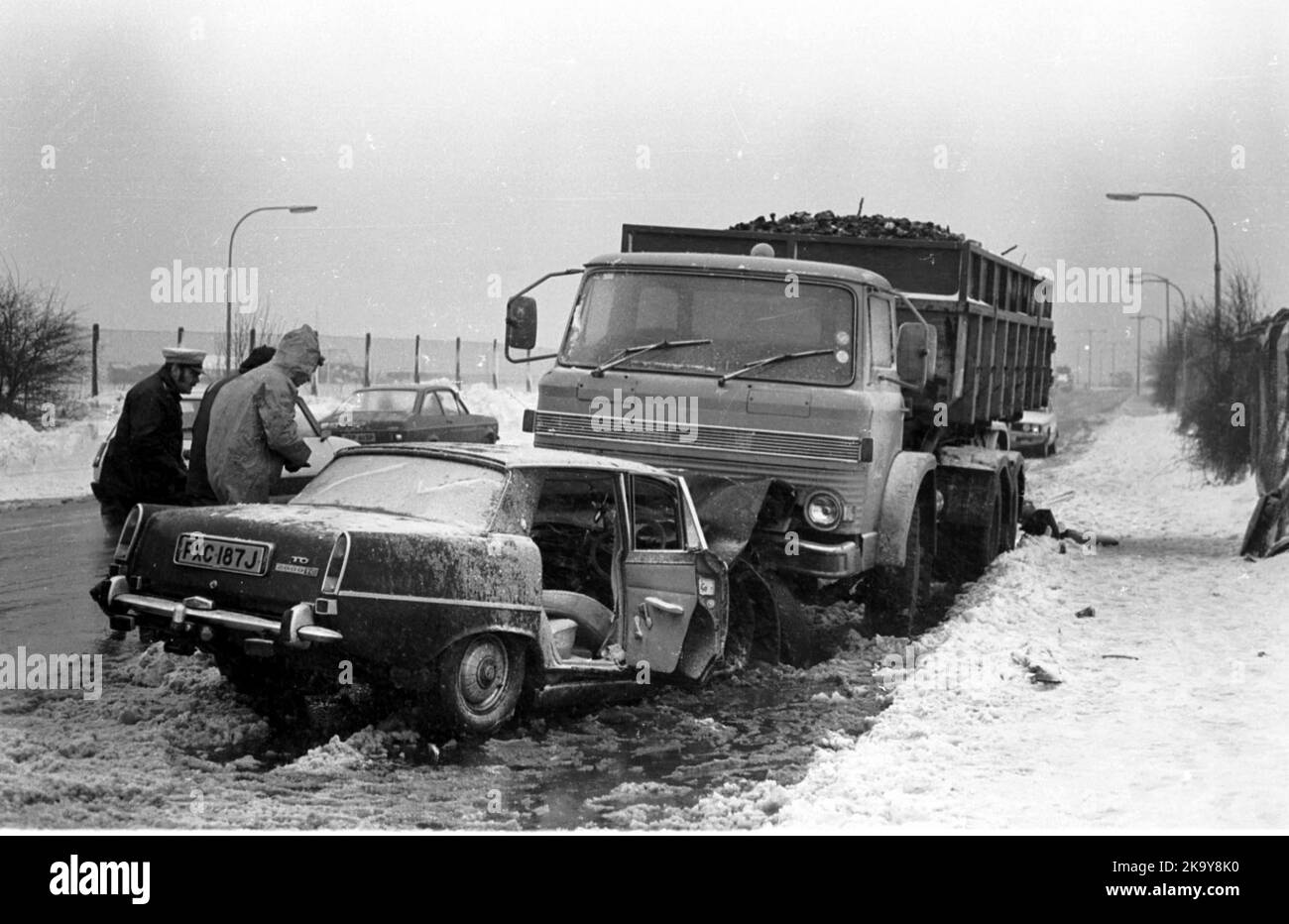 INCIDENTE FATALE DI AUTO NELLA NEVE A EAST ROAD, PORTSMOUTH 1982 PIC MIKE WALKER, 1982 Foto Stock