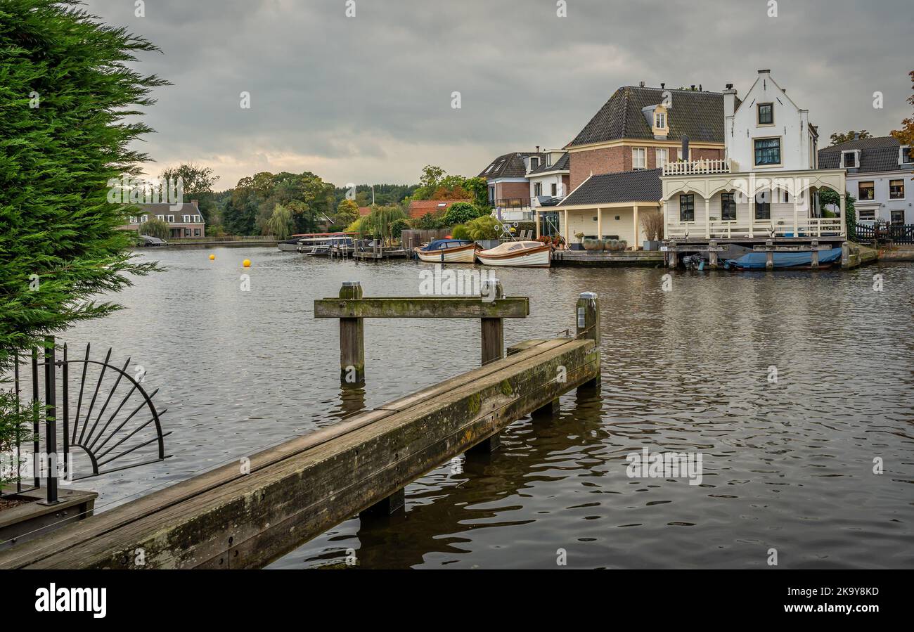 Piccola città olandese Ouderkerk aan de Amstel visto dalle rive del fiume Amstel Foto Stock