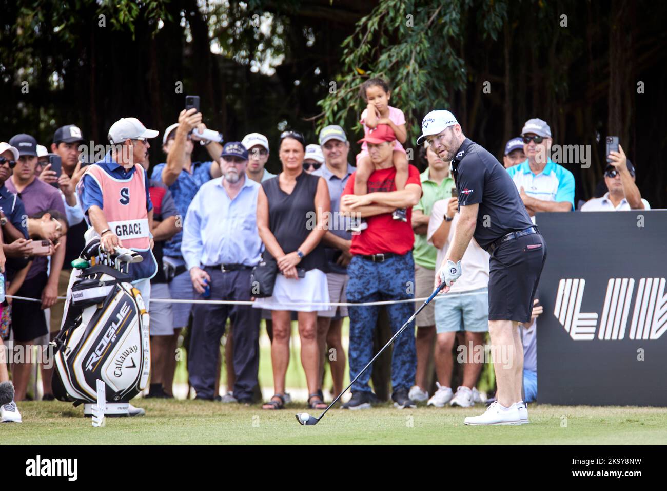 Miami, Florida, Stati Uniti. 30th ottobre 2022. Branden Grace suona un colpo dalla 18th buca durante le finali del LIV Golf Team Championship Miami al Trump National Doral Miami, Doral, Florida Domenica, 30 ottobre 2022. Credit: Yaroslav Sabitov/YES Market Media/Alamy Live News Foto Stock