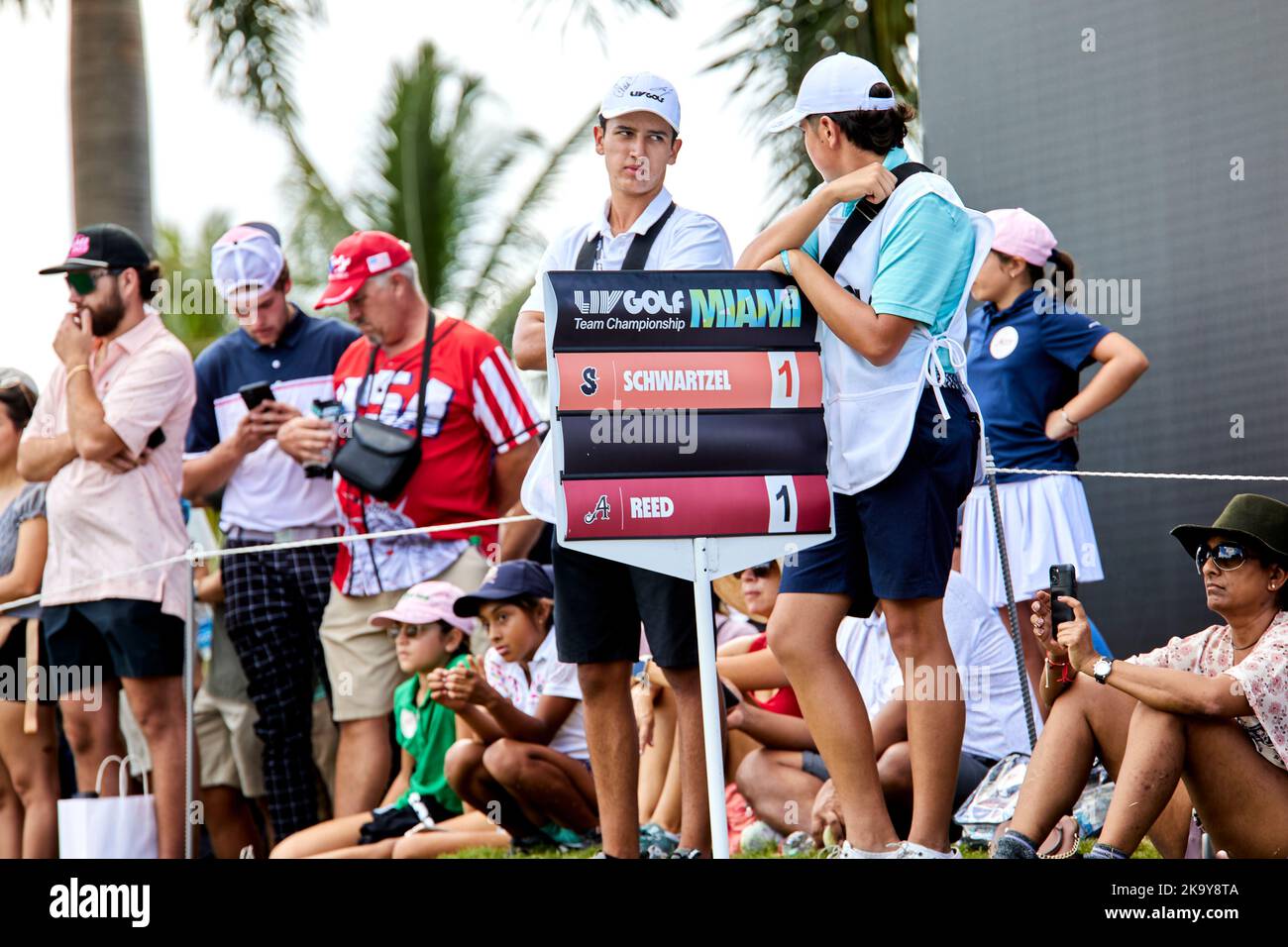 Miami, Florida, Stati Uniti. 30th ottobre 2022. Charl Schwartzel e Patrick Reed suonano un colpo dalla 18th buca durante le finali del LIV Golf Team Championship Miami al Trump National Doral Miami, Doral, Florida Domenica, 30 Ottobre 2022. Credit: Yaroslav Sabitov/YES Market Media/Alamy Live News Foto Stock