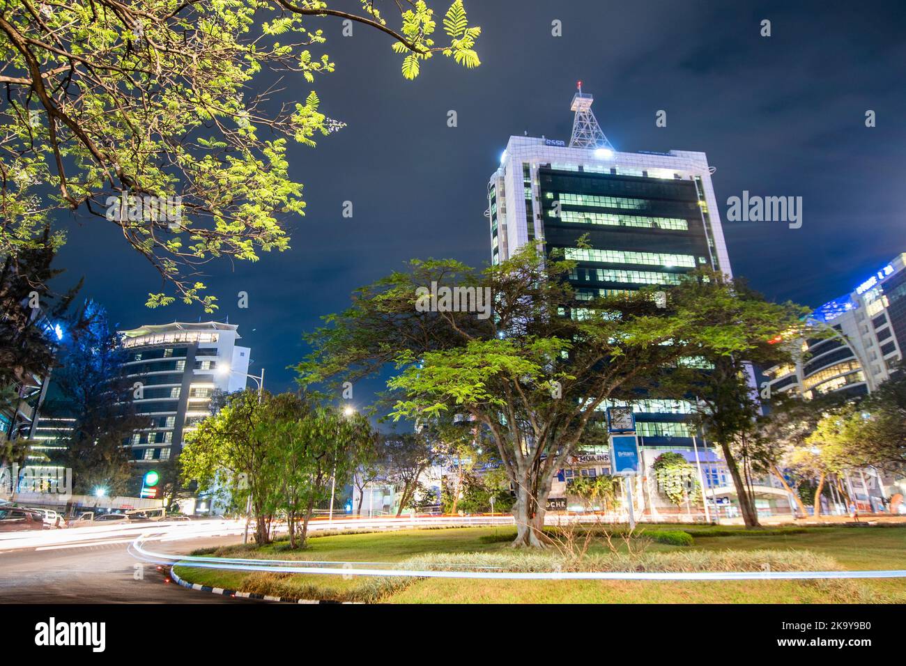 Kigali, Rwanda - 19 2022 agosto: Centro di Kigali illuminato di notte con Pension Plaza in vista. Foto Stock