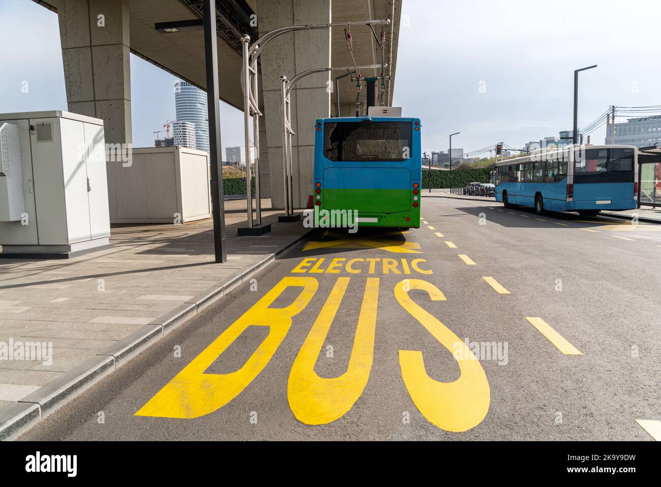 Il bus elettrico a una fermata è a pagamento da pantografo Foto Stock