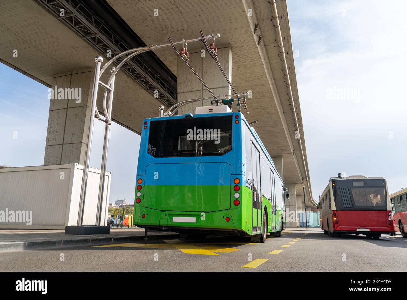 Il bus elettrico a una fermata è a pagamento da pantografo Foto Stock