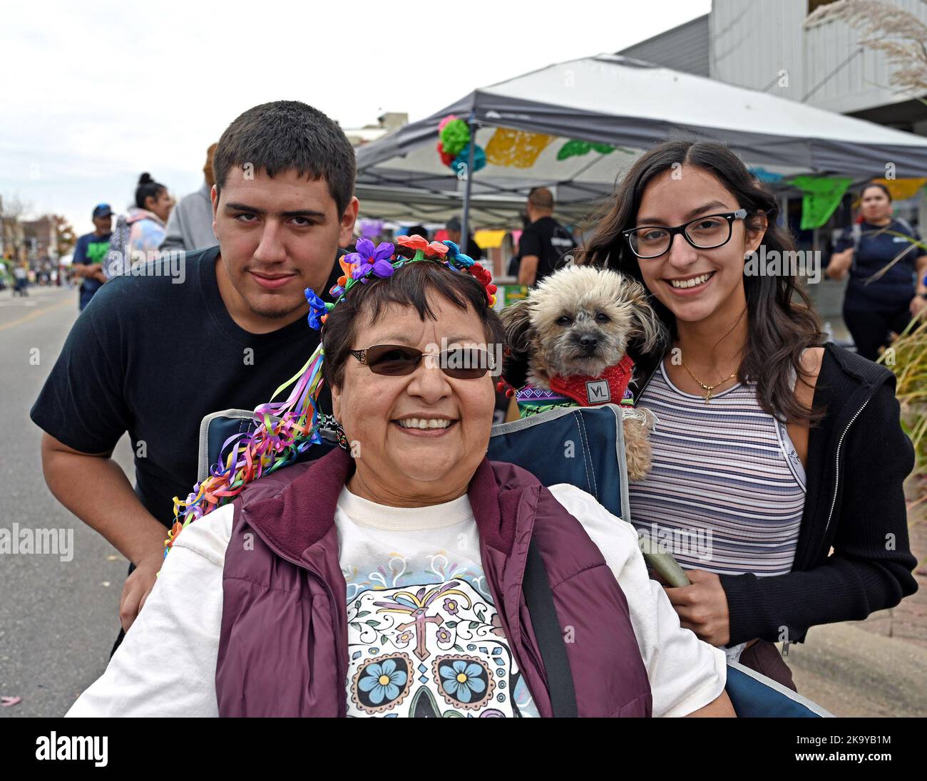 EMPORIA, KANSAS - 29 OTTOBRE 2022 due nipoti posano per una foto con la nonna durante la parata dia de los Muertos Foto Stock