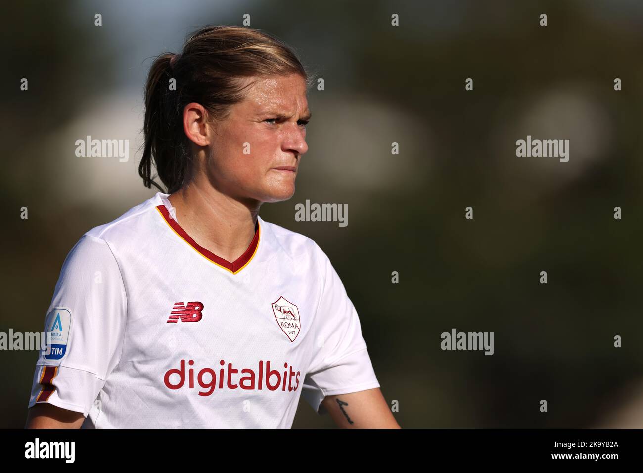 San Giovanni, Italia, 29th ottobre 2022. Carina Wenninger di AS Roma guarda durante la Serie A Femminile Match allo Stadio Ernesto Breda di San Giovanni. L'immagine di credito dovrebbe essere: Jonathan Moskrop / Sportimage Foto Stock