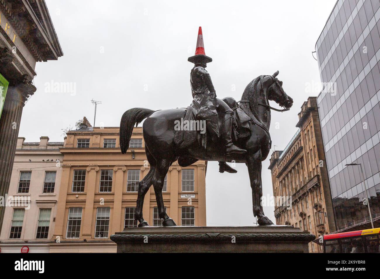 Statua equestre del Duca di Wellington, famosa per avere un cappello a cono stradale. Glasgow Museum of Modern Art Scotland, Glasgow, Regno Unito. Foto Stock