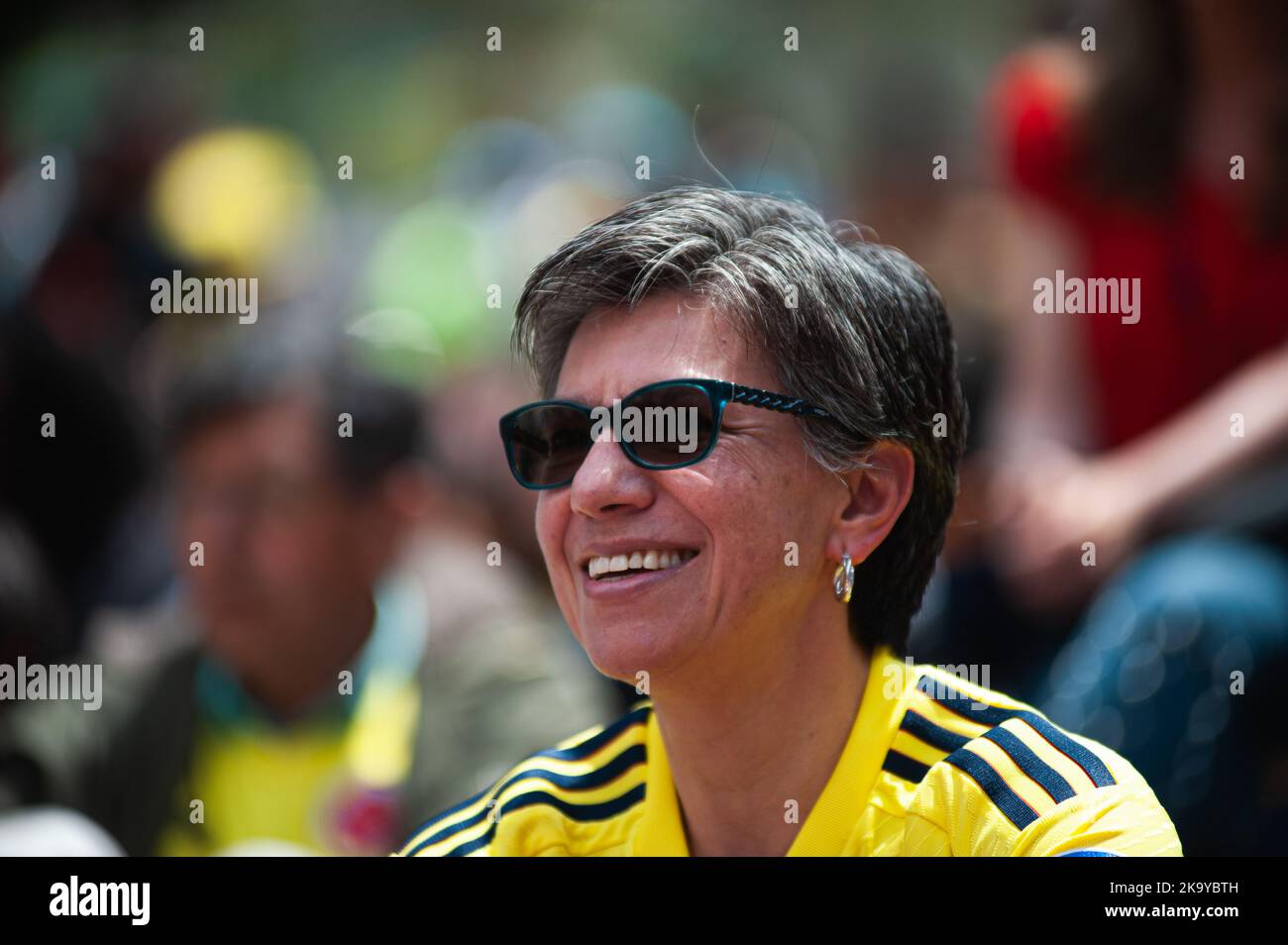 Claudia Lopez, sindaco di Bogotà, reagisce ai fan colombiani mentre si riuniscono a Bogotà, Colombia, per assistere alla finale tra Colombia e Spagna per la Coppa del mondo femminile U-17, il 30 ottobre 2022. La Colombia ha perso la partita a causa di un proprio obiettivo. Foto di: Chepa Beltran/Long Visual Press Foto Stock