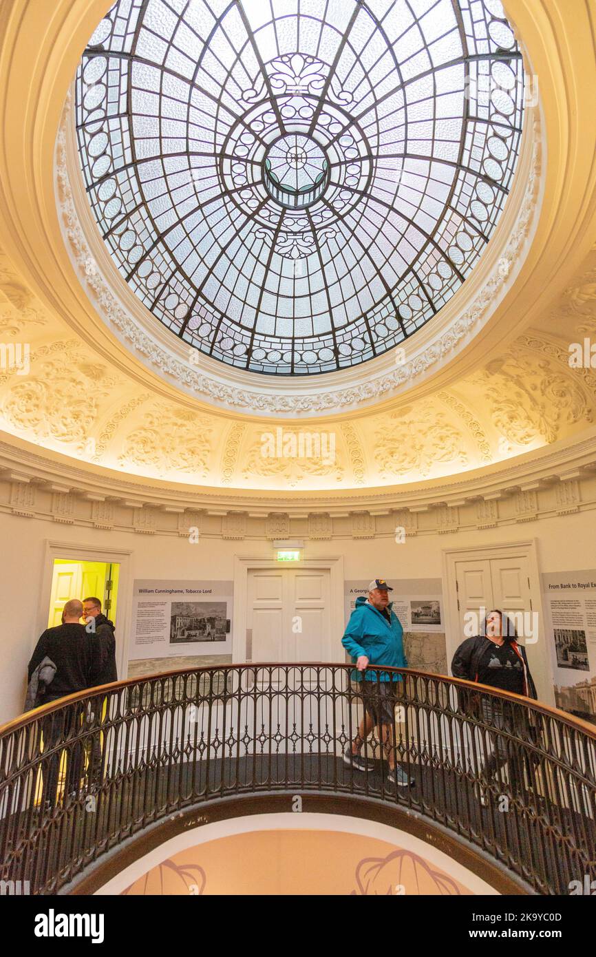 Interno che mostra il lucernario della cupola di vetro colorato, Galleria di Arte moderna (Goma) 111 Queen St, Royal Exchange Square, Glasgow, Scozia. Foto Stock