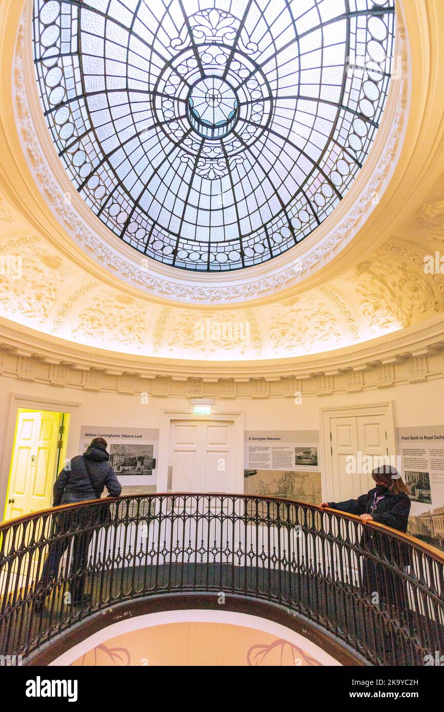 Interno che mostra il lucernario della cupola di vetro colorato, Galleria di Arte moderna (Goma) 111 Queen St, Royal Exchange Square, Glasgow, Scozia. Foto Stock