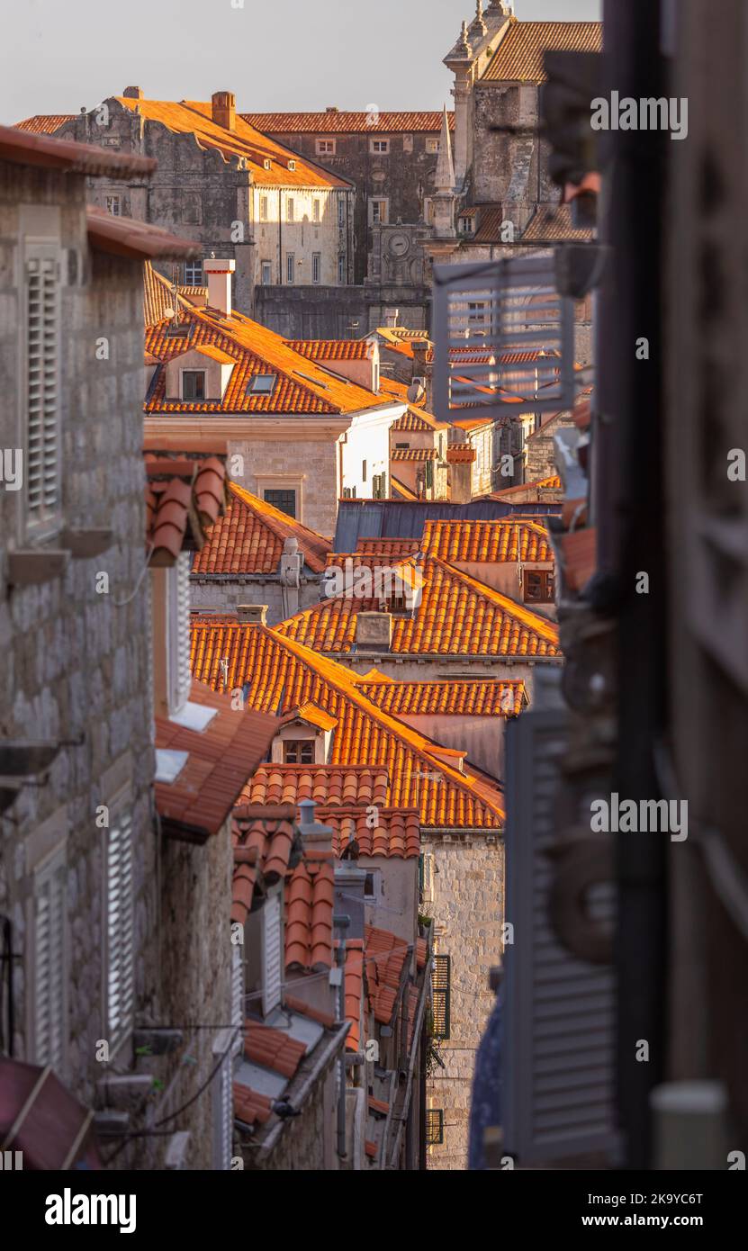DUBROVNIK, CROAZIA, EUROPA - strade strette e vicoli stretti della città fortificata di Dubrovnik. Foto Stock