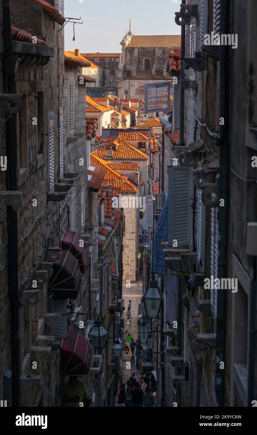 DUBROVNIK, CROAZIA, EUROPA - strade strette e vicoli stretti della città fortificata di Dubrovnik. Foto Stock