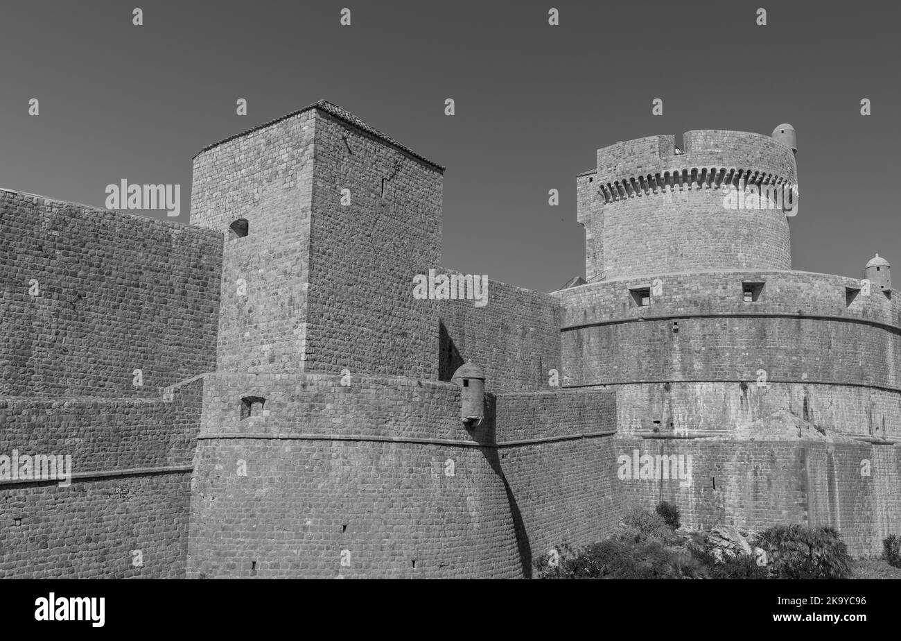 DUBROVNIK, CROAZIA, EUROPA - la città fortificata di Dubrovnik. Torre Minceta sulla destra. Foto Stock