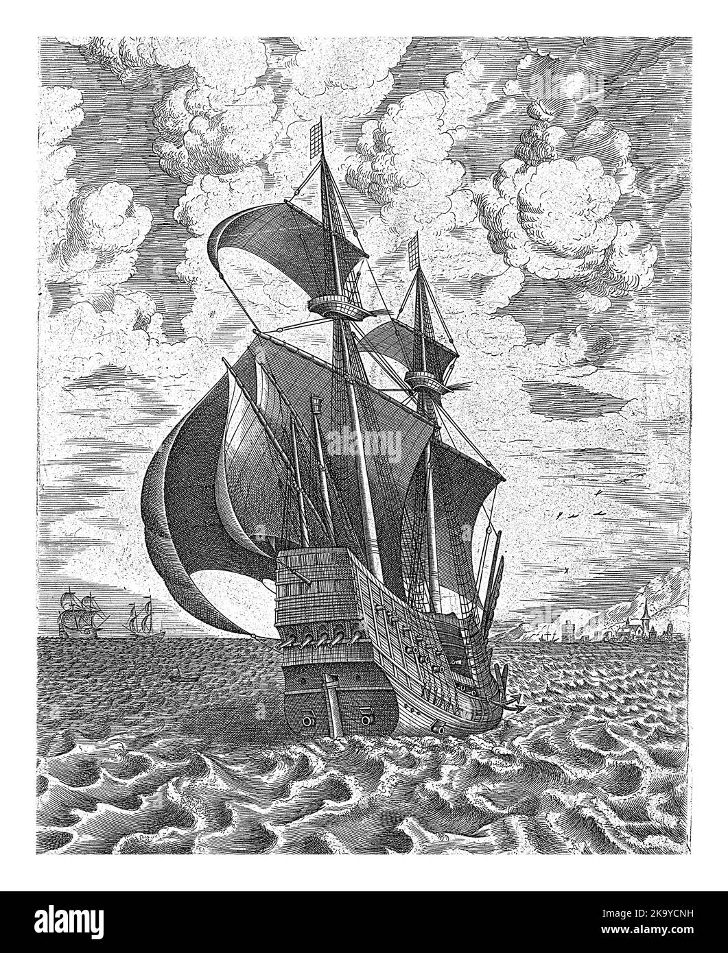 Nave da guerra diretta al porto. La nave vista nello specchio di poppa. All'orizzonte due piccole navi e la città portuale ai piedi delle colline. Foto Stock Nave da guerra diretta al porto. La nave vista nello specchio di poppa. All'orizzonte due piccole navi e la città portuale ai piedi delle colline. Foto Stock
