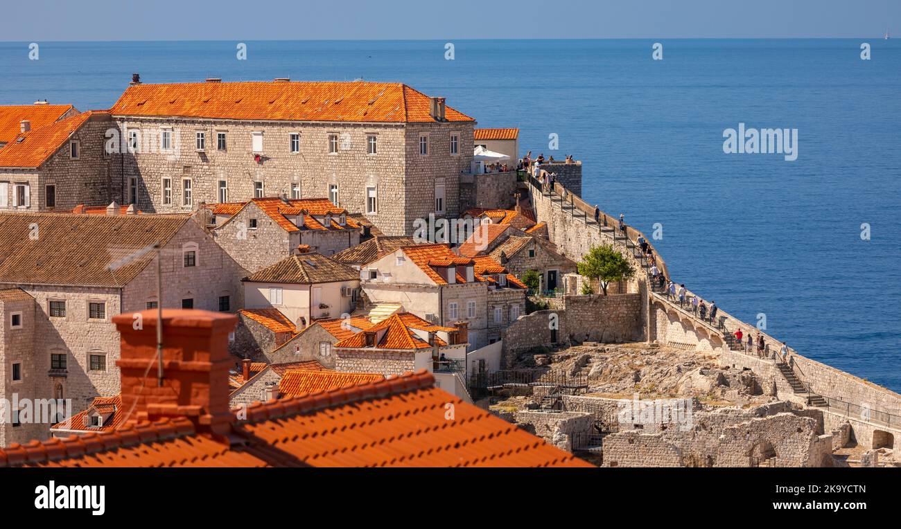 DUBROVNIK, CROAZIA, EUROPA - i turisti camminano il muro nella città fortezza di Dubrovnik sulla costa della Dalmazione. Foto Stock