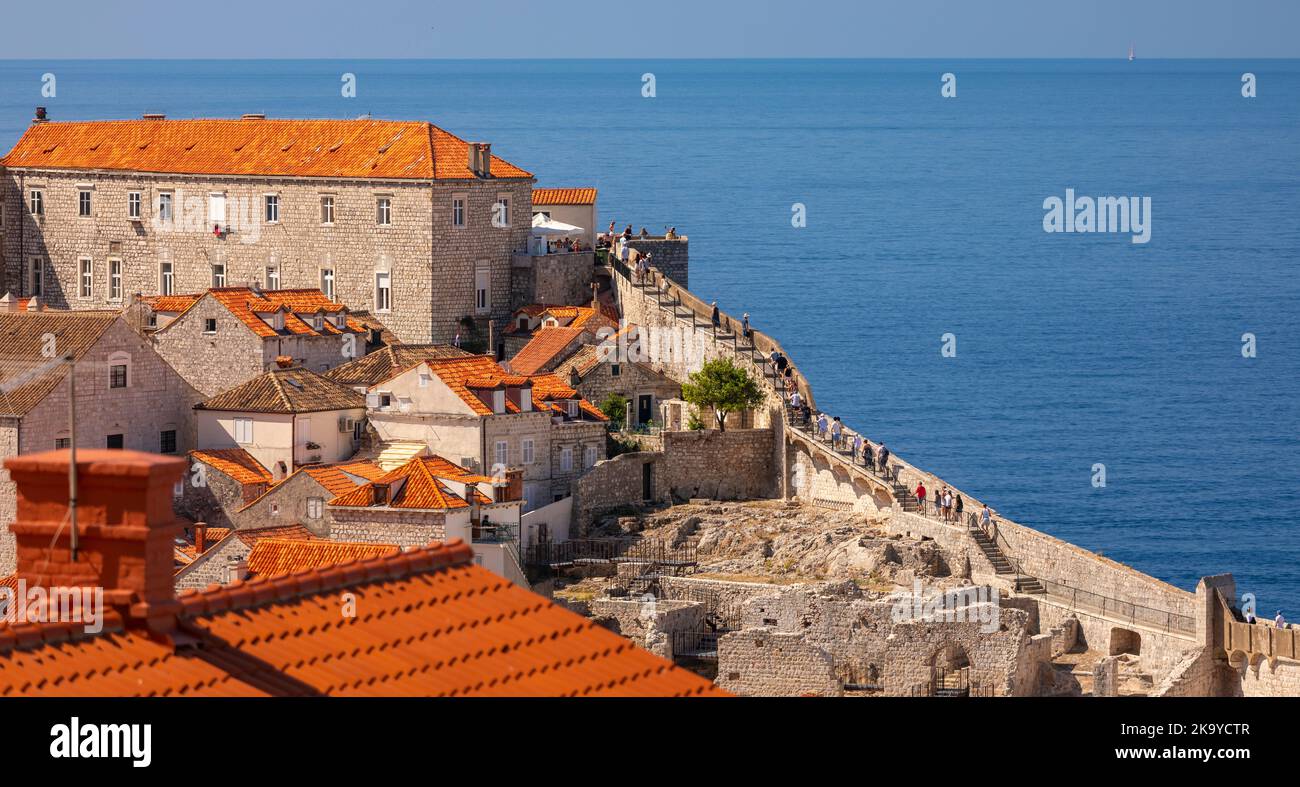 DUBROVNIK, CROAZIA, EUROPA - i turisti camminano il muro nella città fortezza di Dubrovnik sulla costa della Dalmazione. Foto Stock