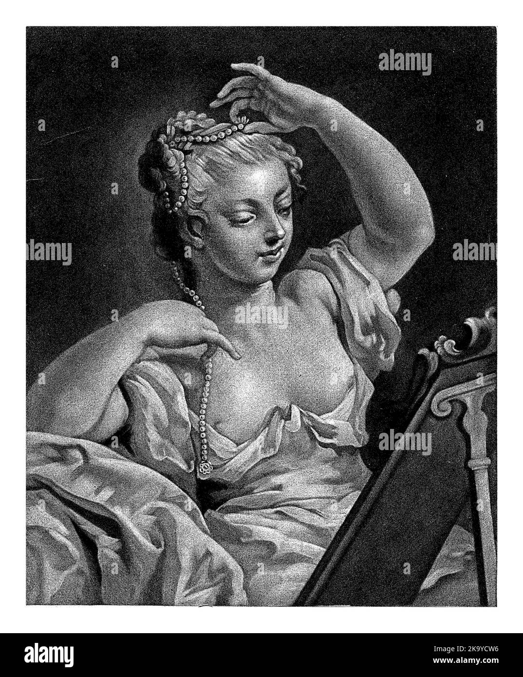 Il volto. Una donna guarda in uno specchio e decora i suoi capelli con una collana di perle. La stampa fa parte di una serie con i cinque sensi. Foto Stock