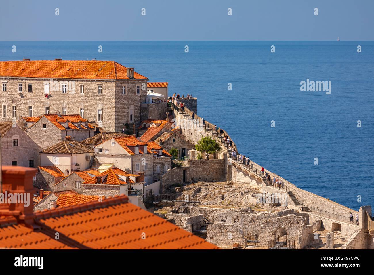 DUBROVNIK, CROAZIA, EUROPA - i turisti camminano il muro nella città fortezza di Dubrovnik sulla costa della Dalmazione. Foto Stock