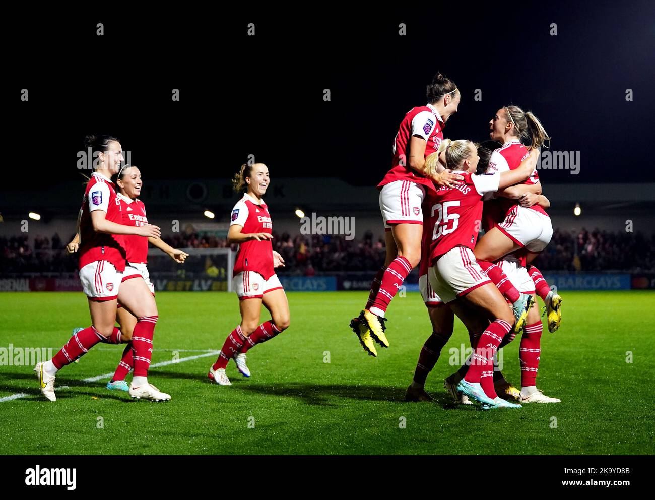 Jordan Nobbs dell'Arsenal festeggia con i suoi compagni di squadra dopo aver segnato il primo goal del gioco durante la partita della Super League femminile di Barclays al LV Bet Stadium Meadow Park, Borehamwood. Data immagine: Domenica 30 ottobre 2022. Foto Stock