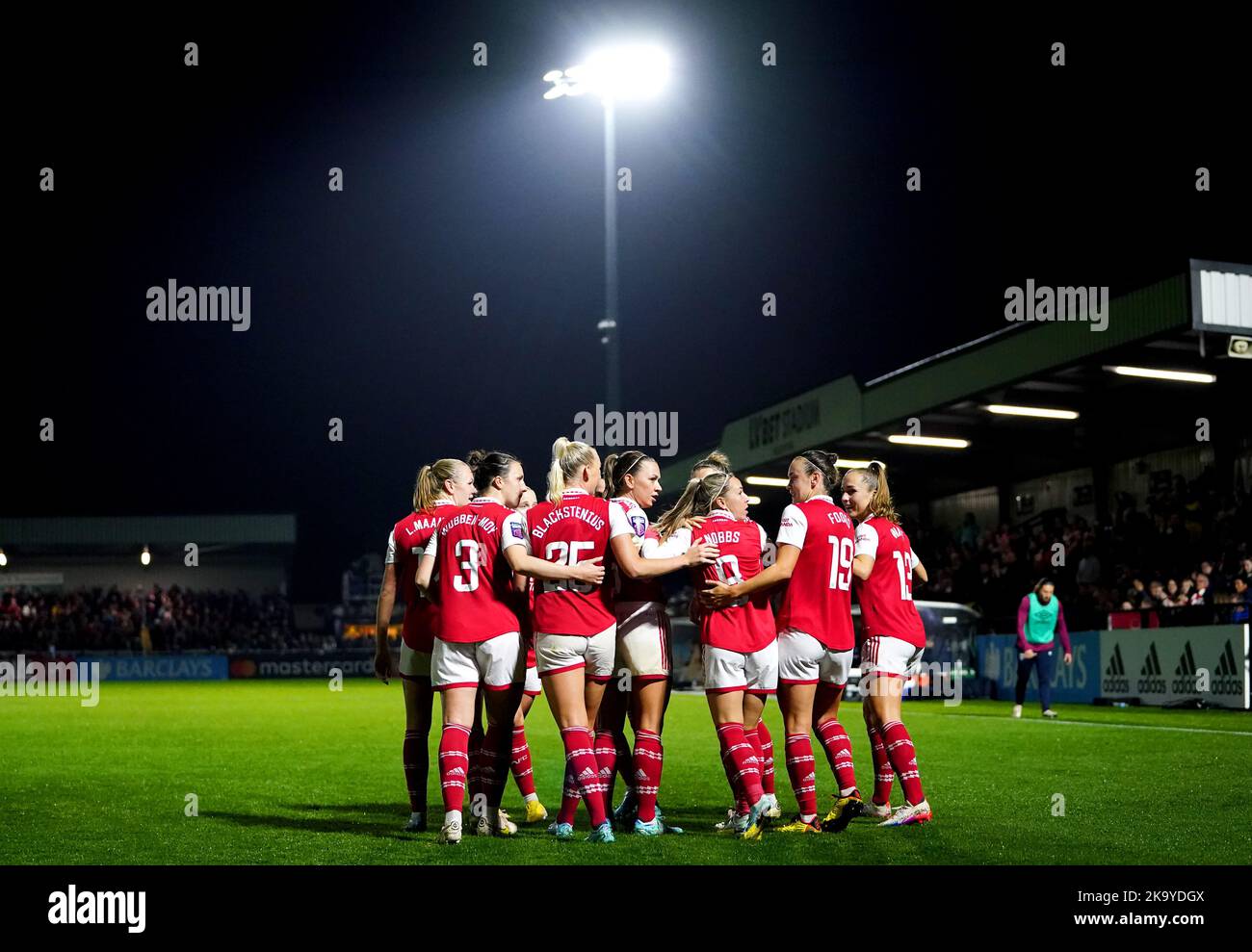 Jordan Nobbs dell'Arsenal festeggia con i suoi compagni di squadra dopo aver segnato il primo goal del gioco durante la partita della Super League femminile di Barclays al LV Bet Stadium Meadow Park, Borehamwood. Data immagine: Domenica 30 ottobre 2022. Foto Stock