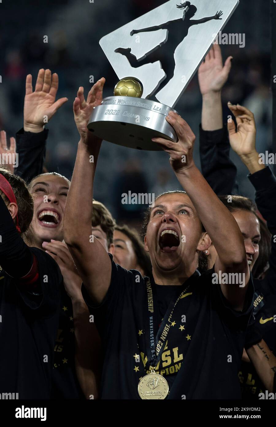 WASHINGTON, DC, USA - 29 OTTOBRE 2022: Portland Thorns FC centrocampista Christine Sinclair (12) con il trofeo dei vincitori dopo la partita del campionato NWSL tra le spine Portland e Kansas City in corso il 29 ottobre 2022, presso l'Audi Field, a Washington, DC. (Foto di Tony Quinn-Alamy Live News) Foto Stock